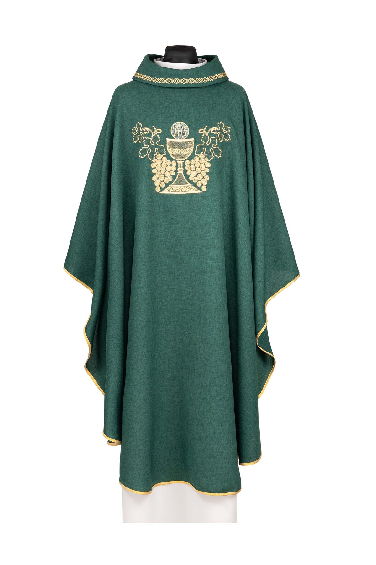 Casulla bordada verde con cáliz y racimo de uvas