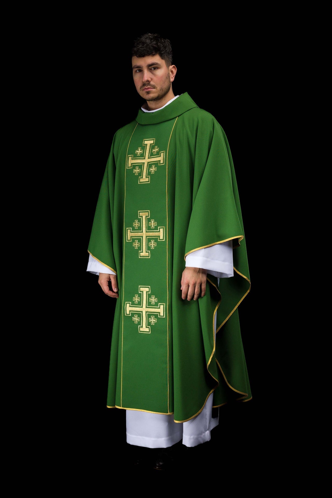 Casulla bordada de color verde con banda y cruces de Jerusalén
