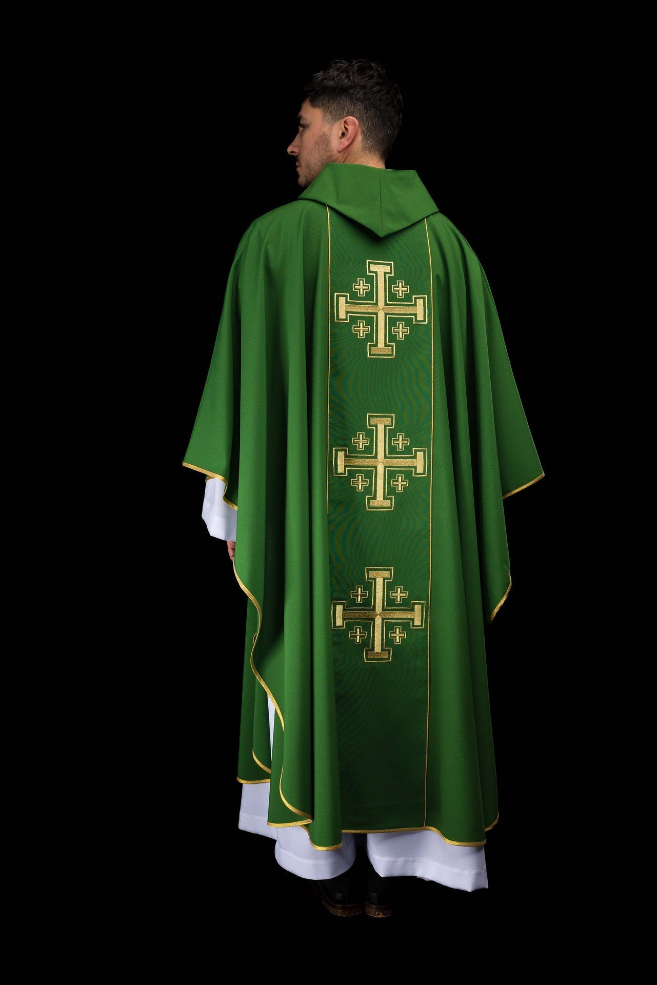 Casulla bordada de color verde con banda y cruces de Jerusalén