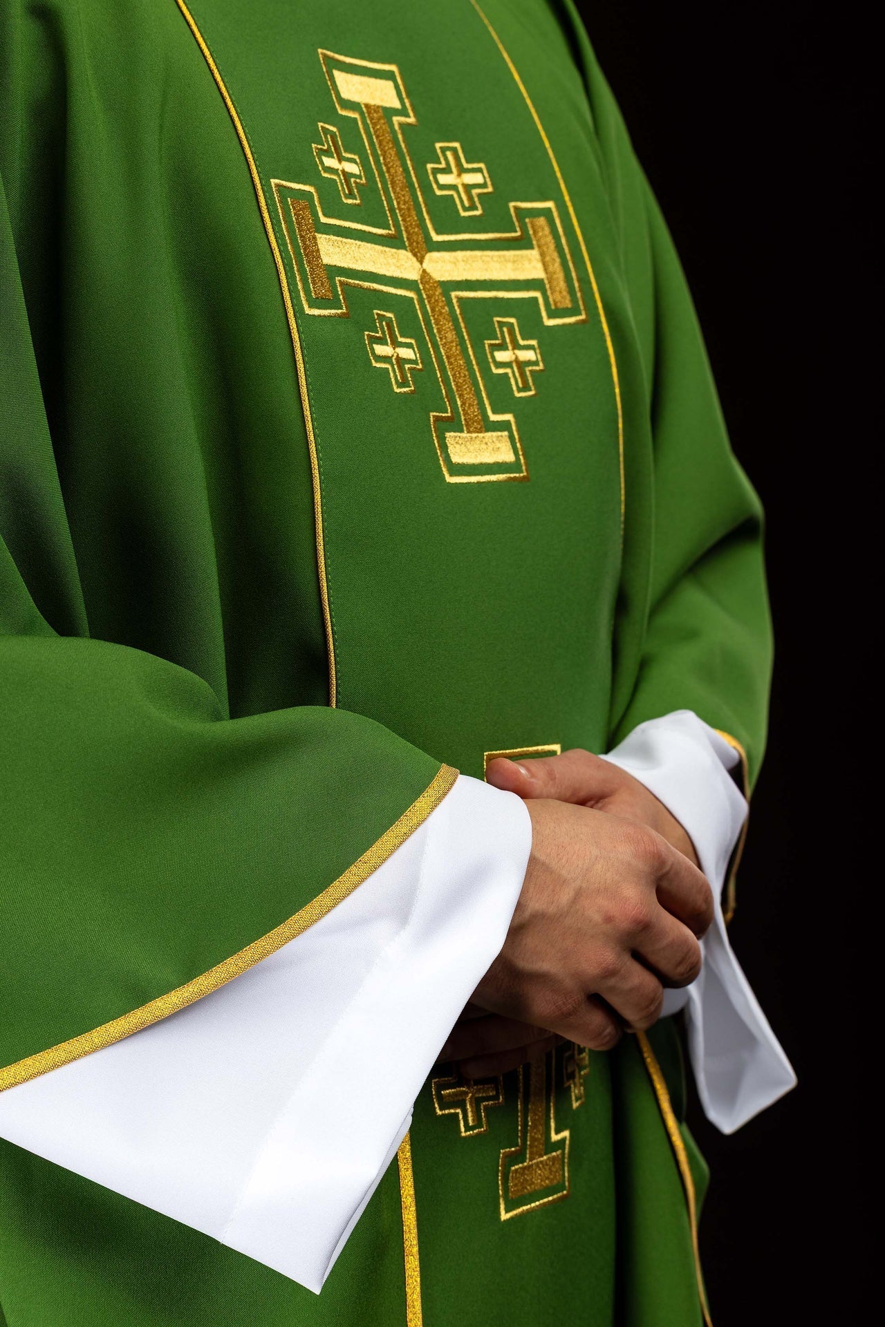 Casulla bordada de color verde con banda y cruces de Jerusalén