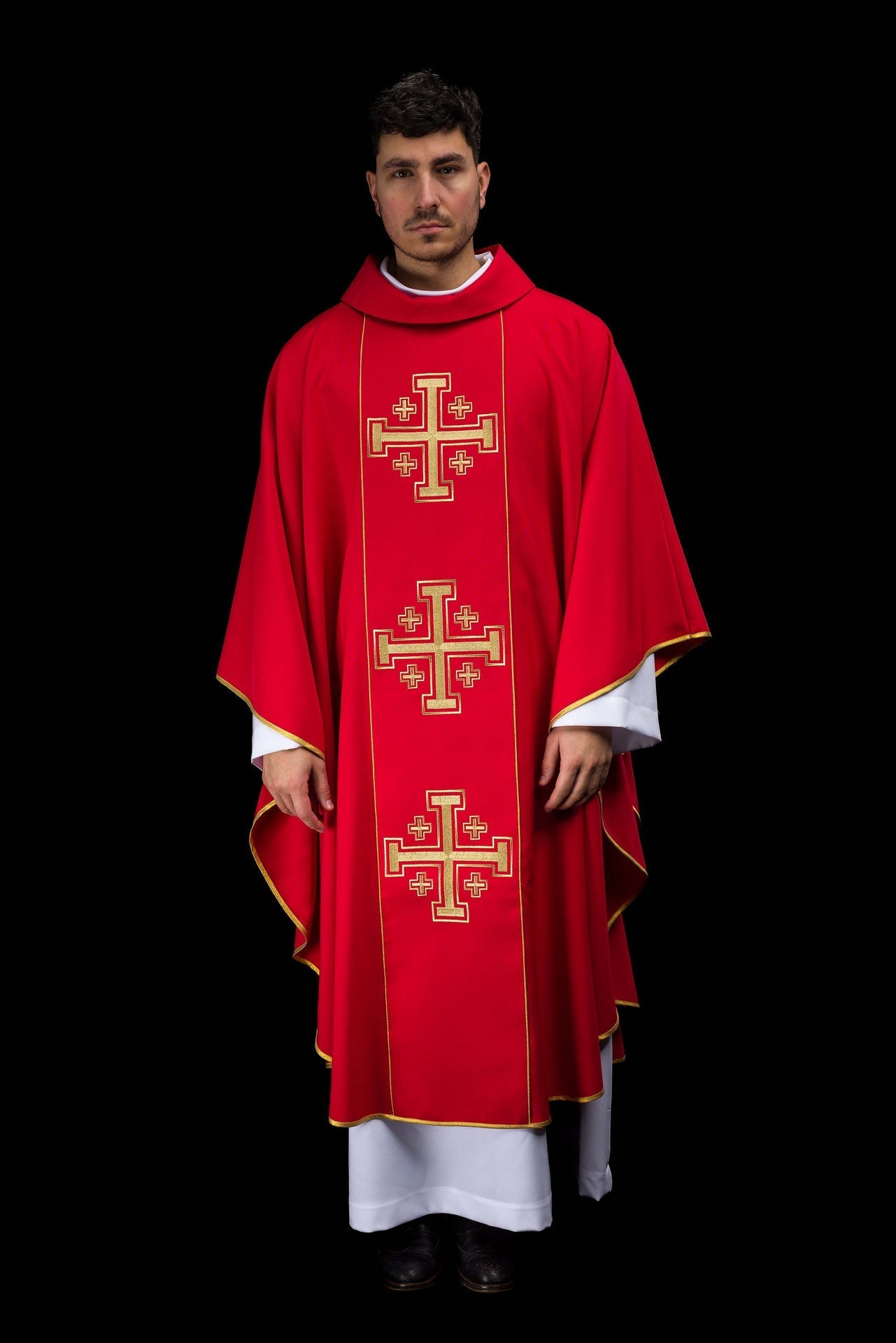 Casulla bordada de color rojo con banda y cruces de Jerusalén