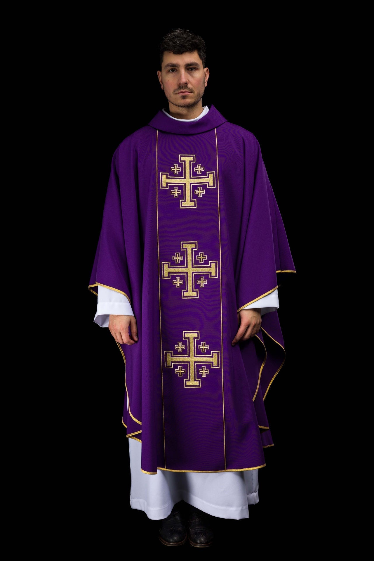 Casulla bordada de color morado con banda y cruces de Jerusalén