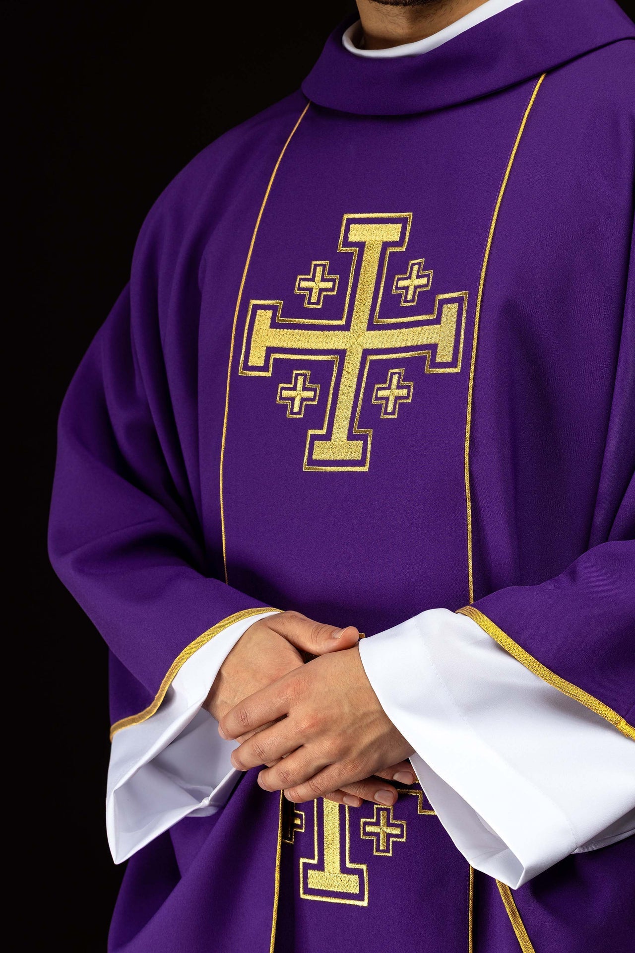 Casulla bordada de color morado con banda y cruces de Jerusalén