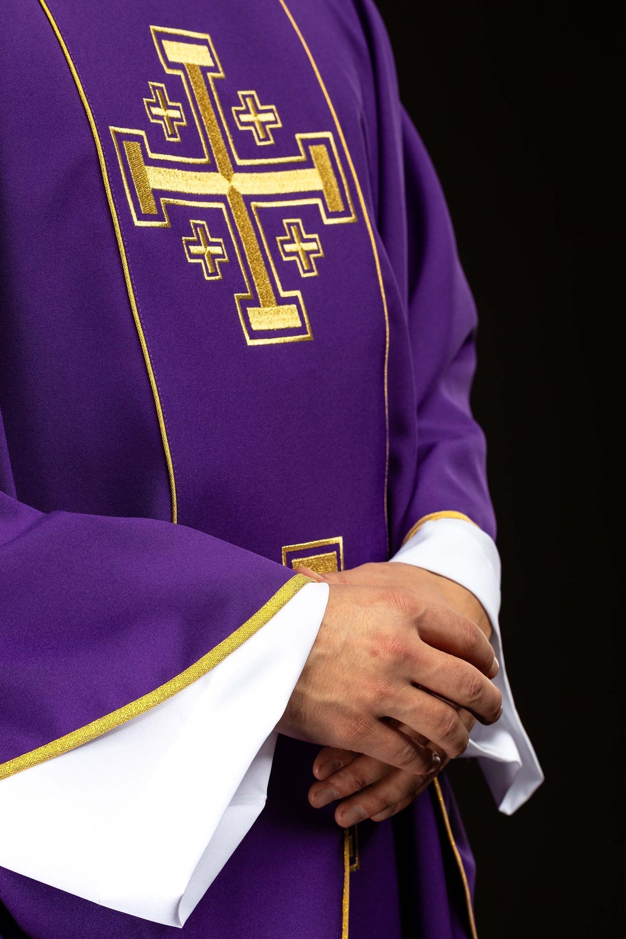 Casulla bordada de color morado con banda y cruces de Jerusalén