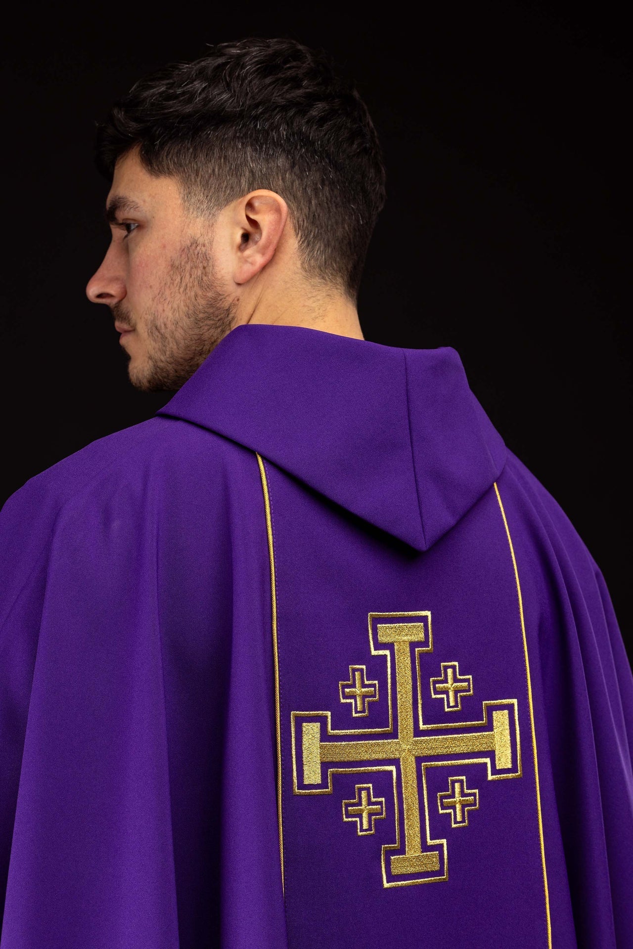 Casulla bordada de color morado con banda y cruces de Jerusalén