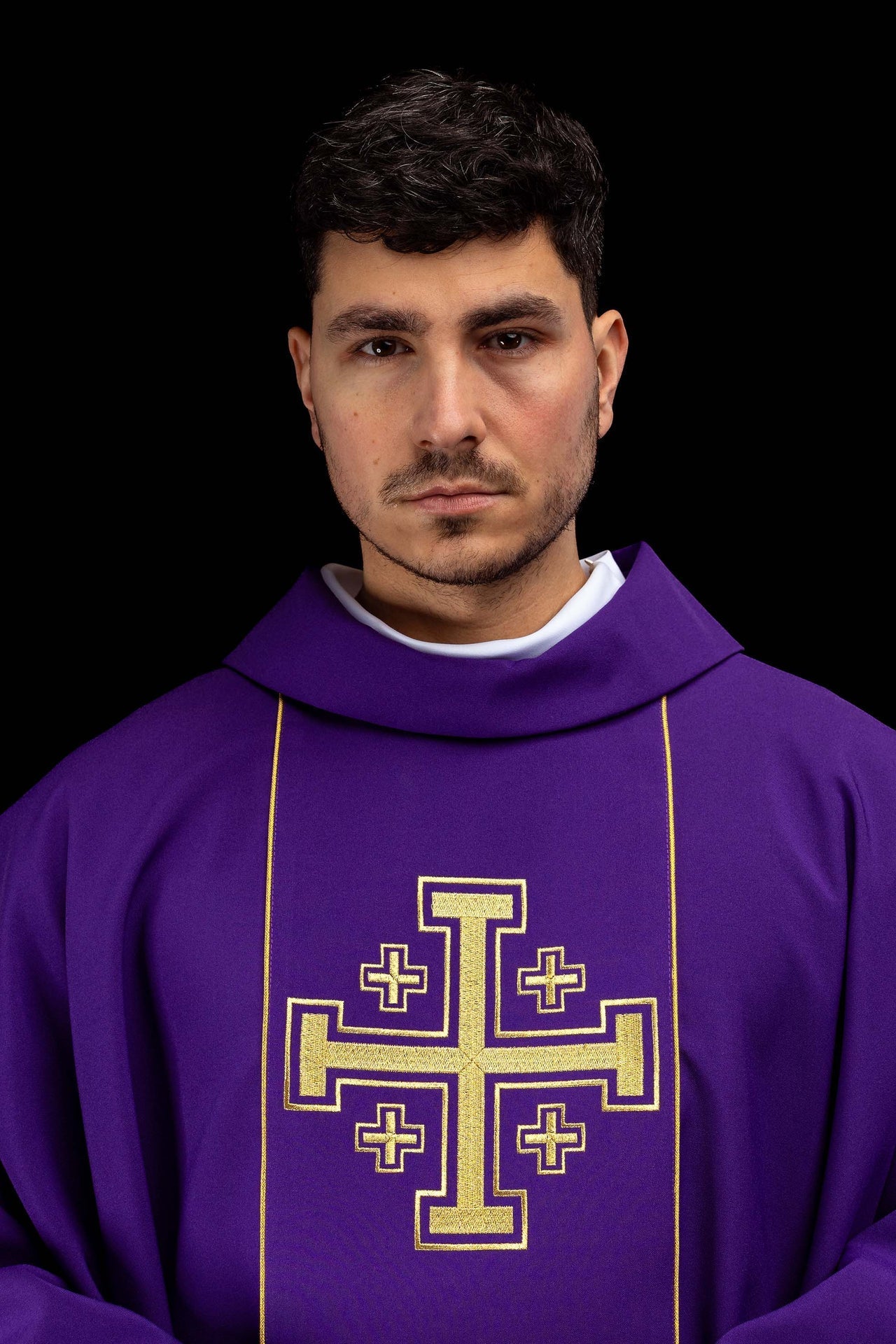Casulla bordada de color morado con banda y cruces de Jerusalén