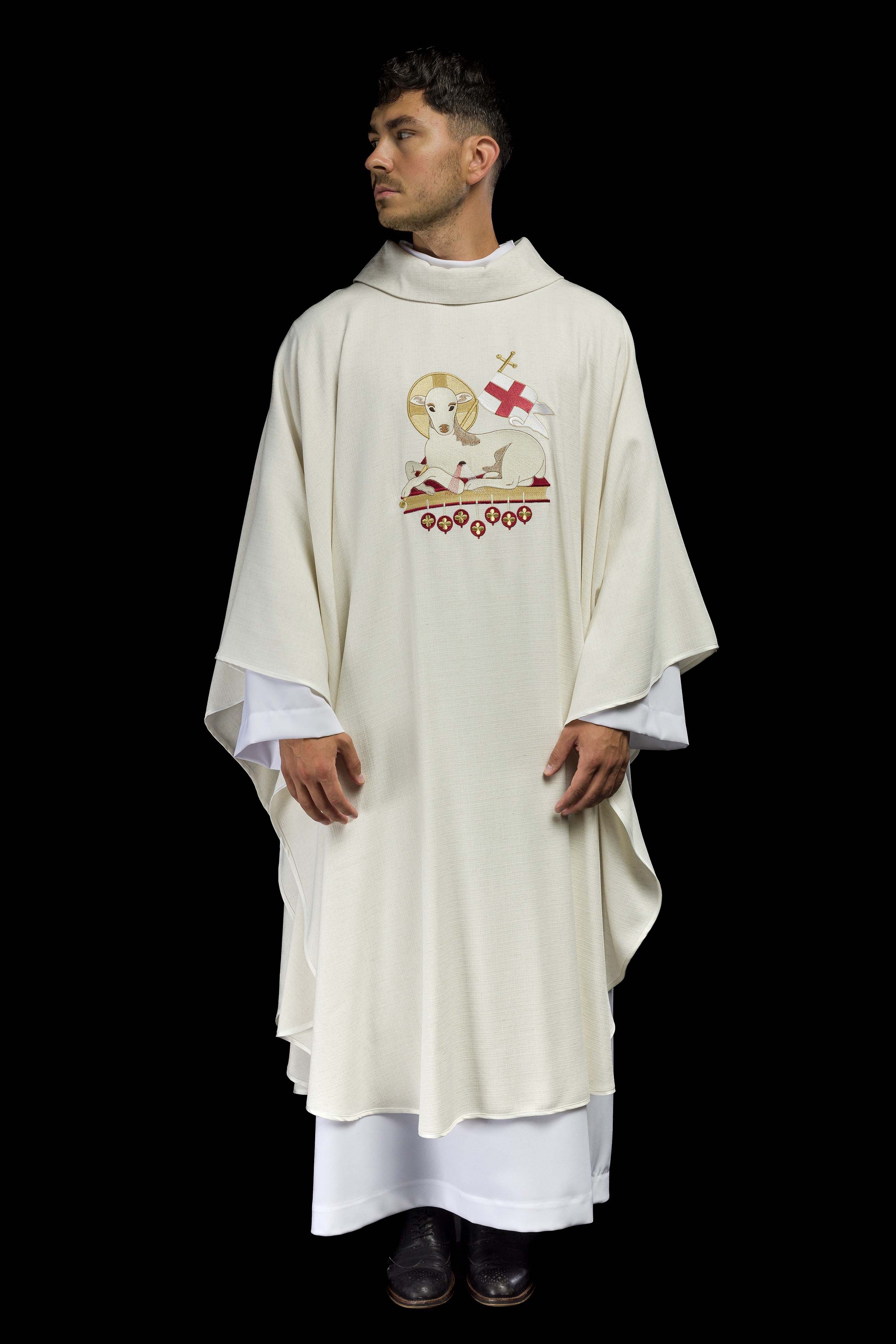 Casulla de Pascua hecha de tela natural con cordero bordado