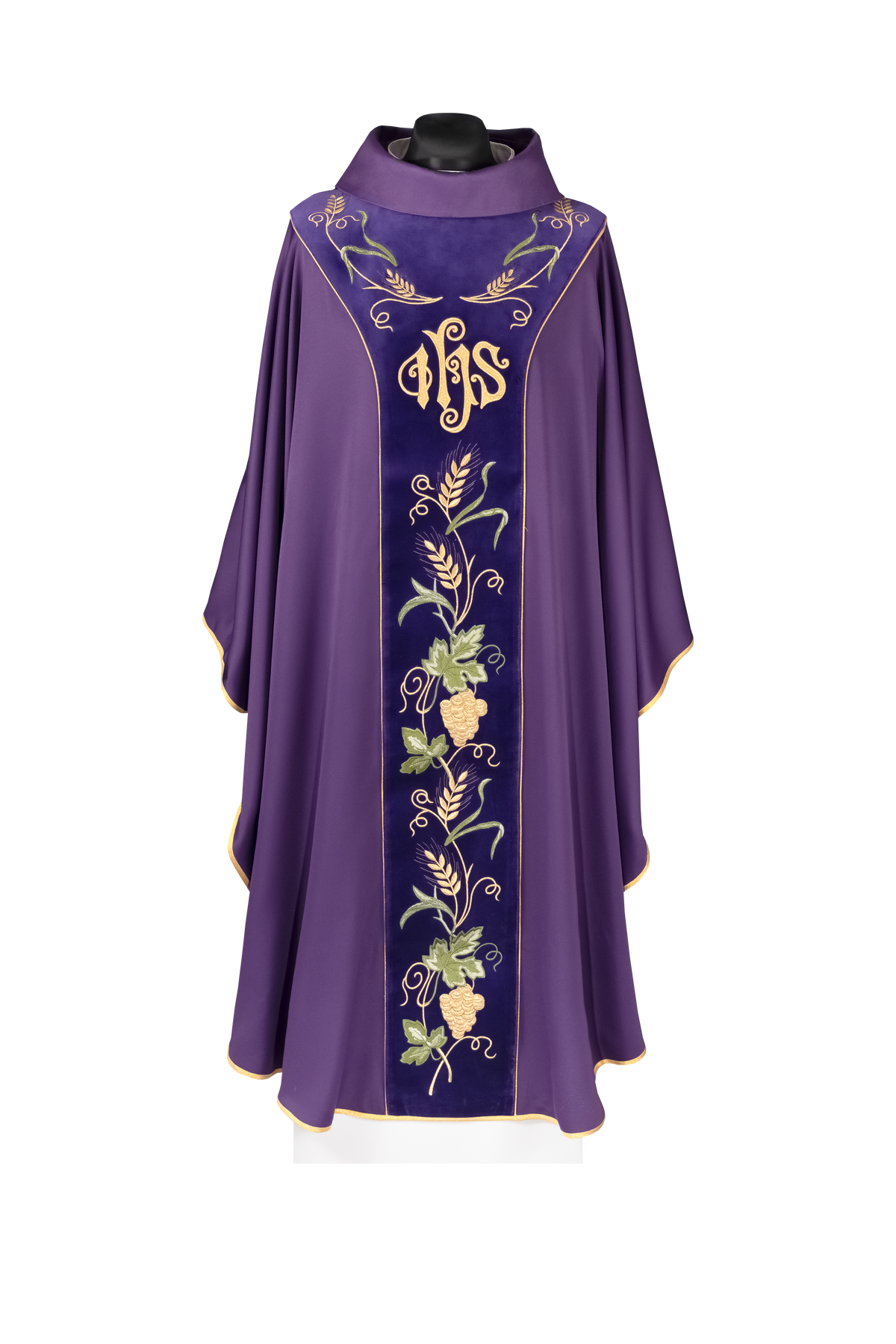 Casulla con faja de terciopelo morada y bordado del símbolo IHS