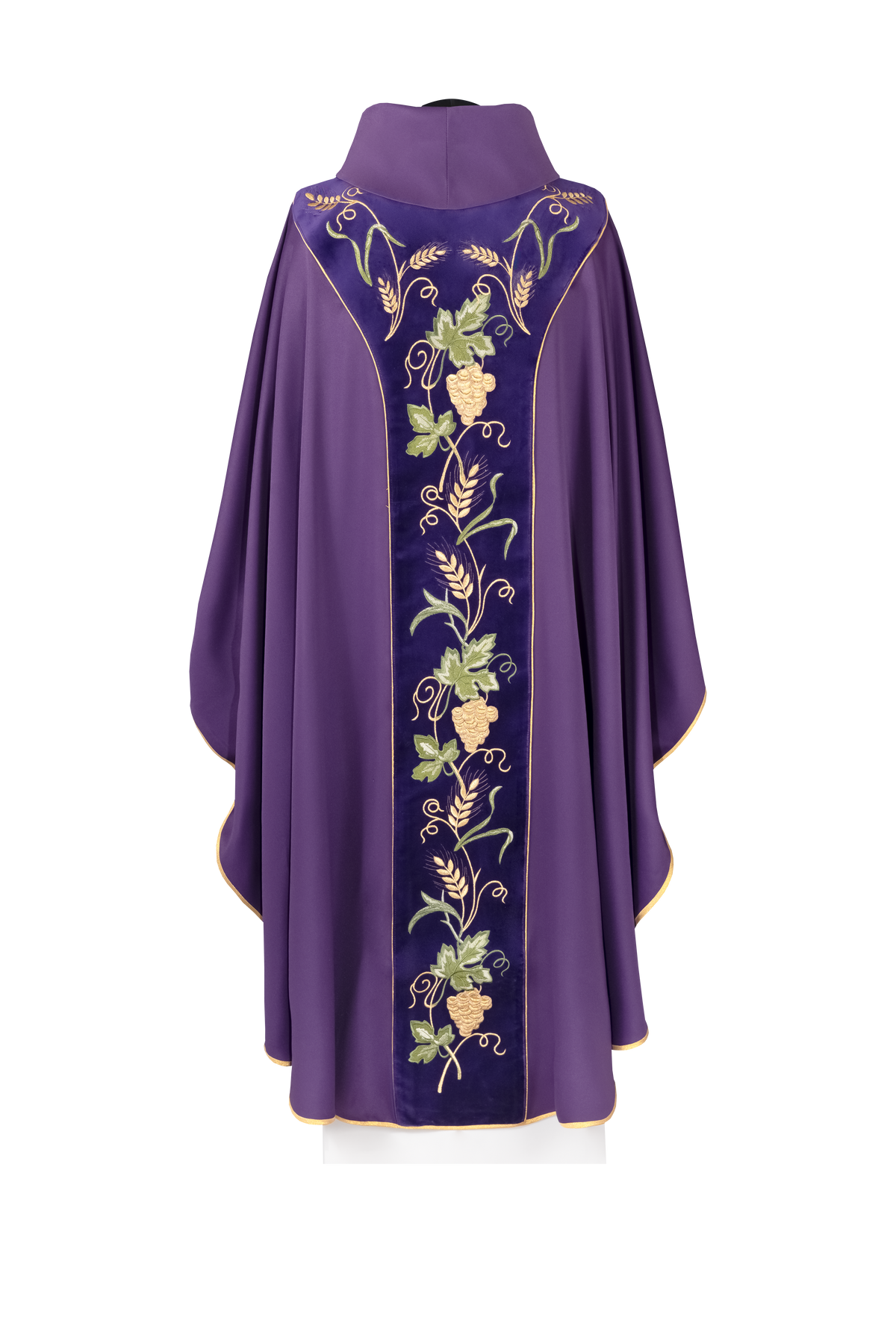 Casulla con faja de terciopelo morada y bordado del símbolo IHS