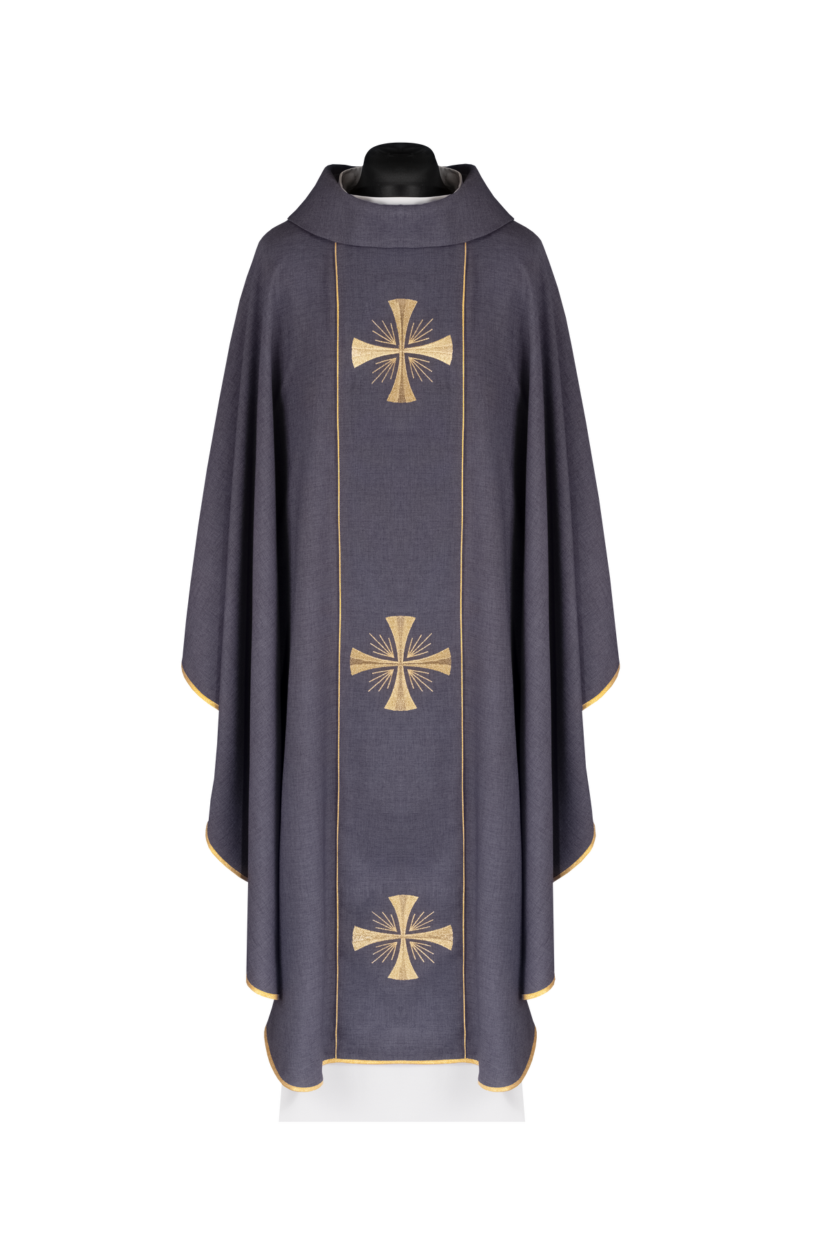 Casulla con faja morada y bordado de cruces