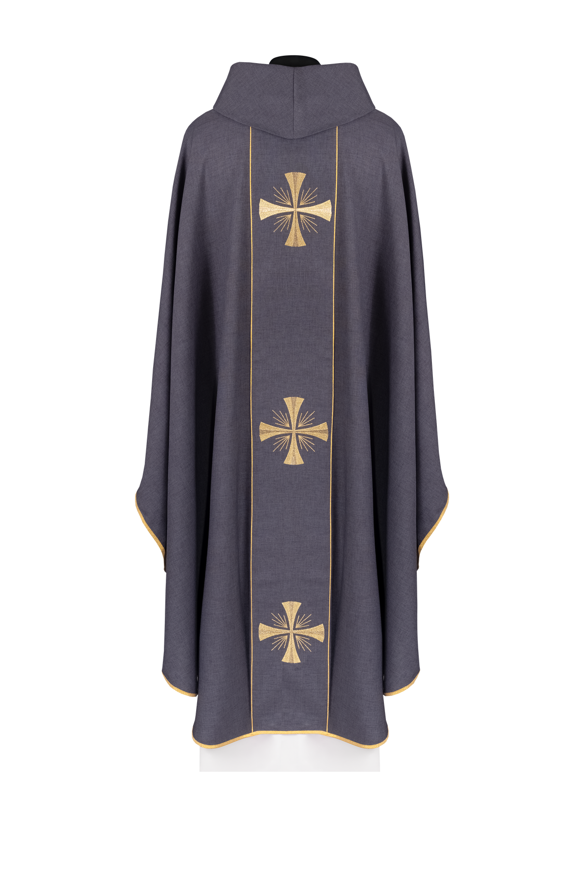 Casulla con faja morada y bordado de cruces