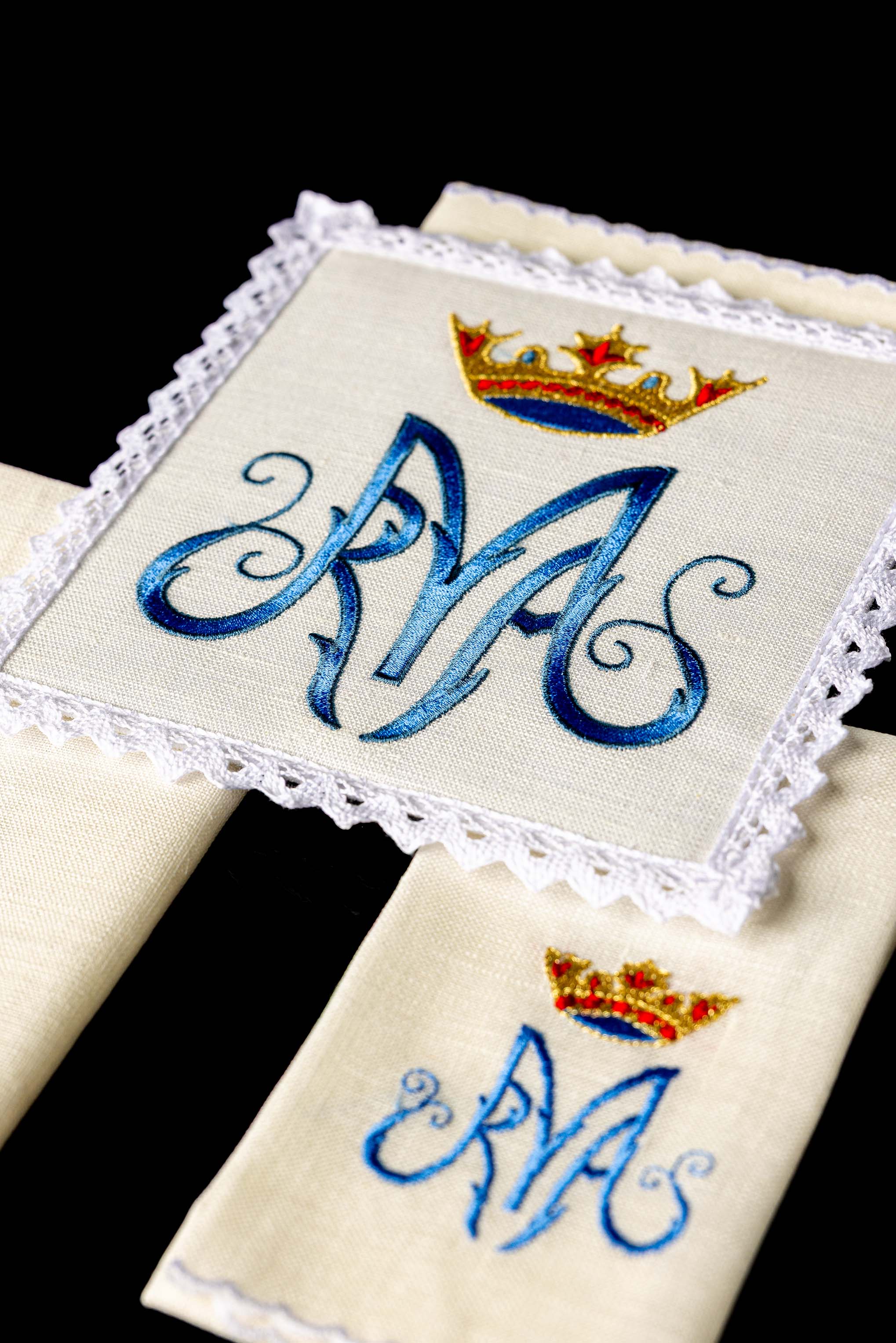 Servicio de altar lino con bordado Mariano