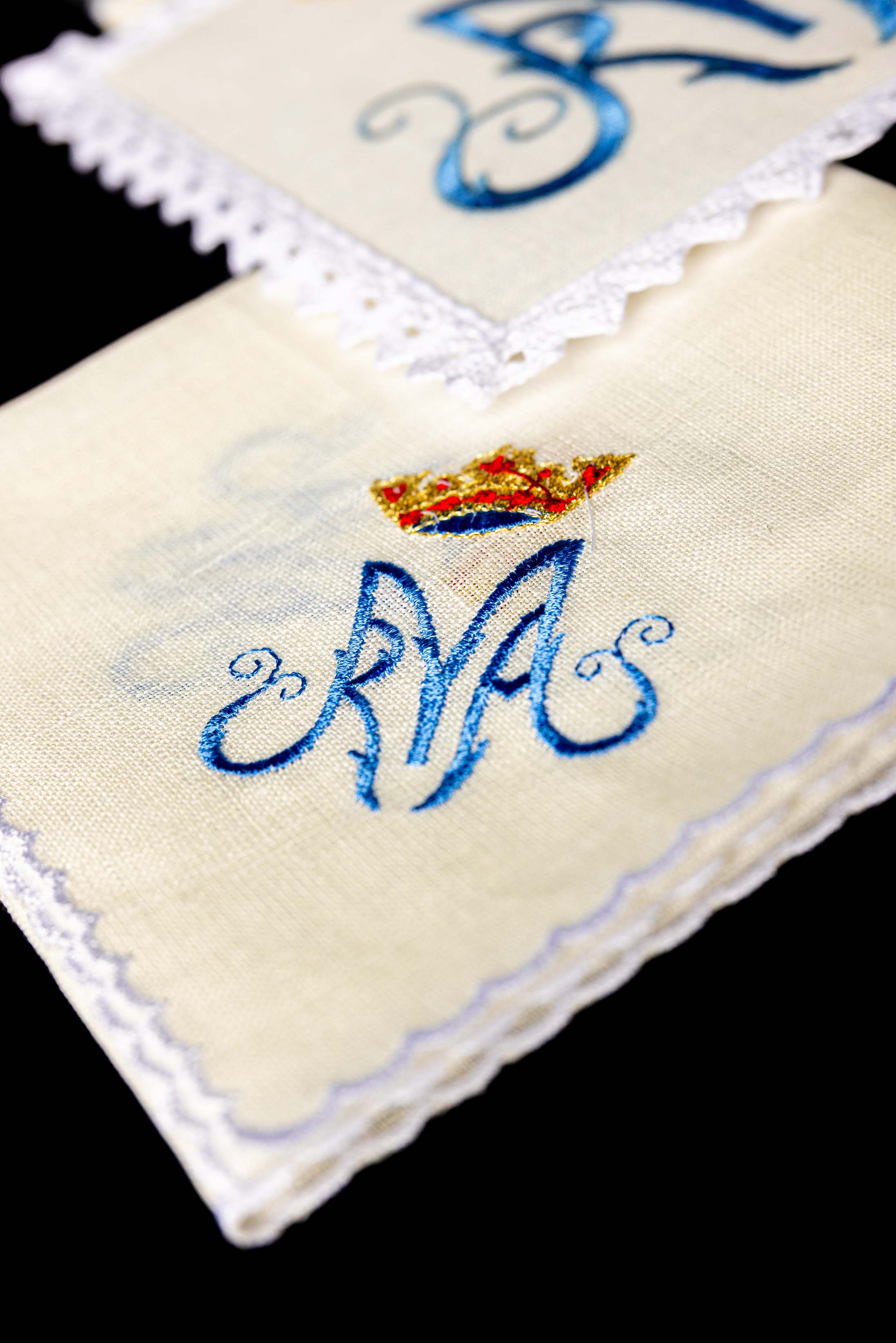 Servicio de altar lino con bordado Mariano