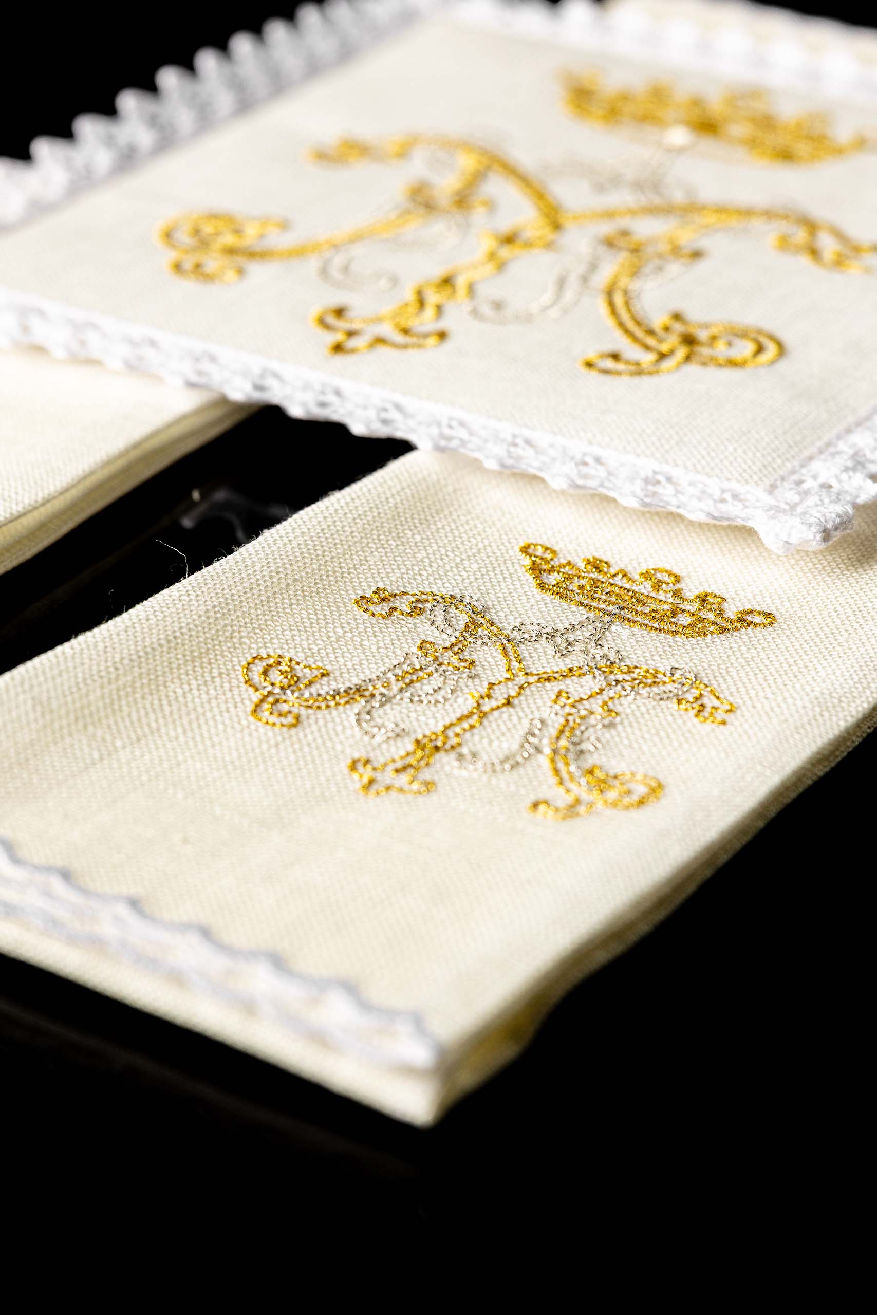 Juego de altar lino con bordado dorado Mariano