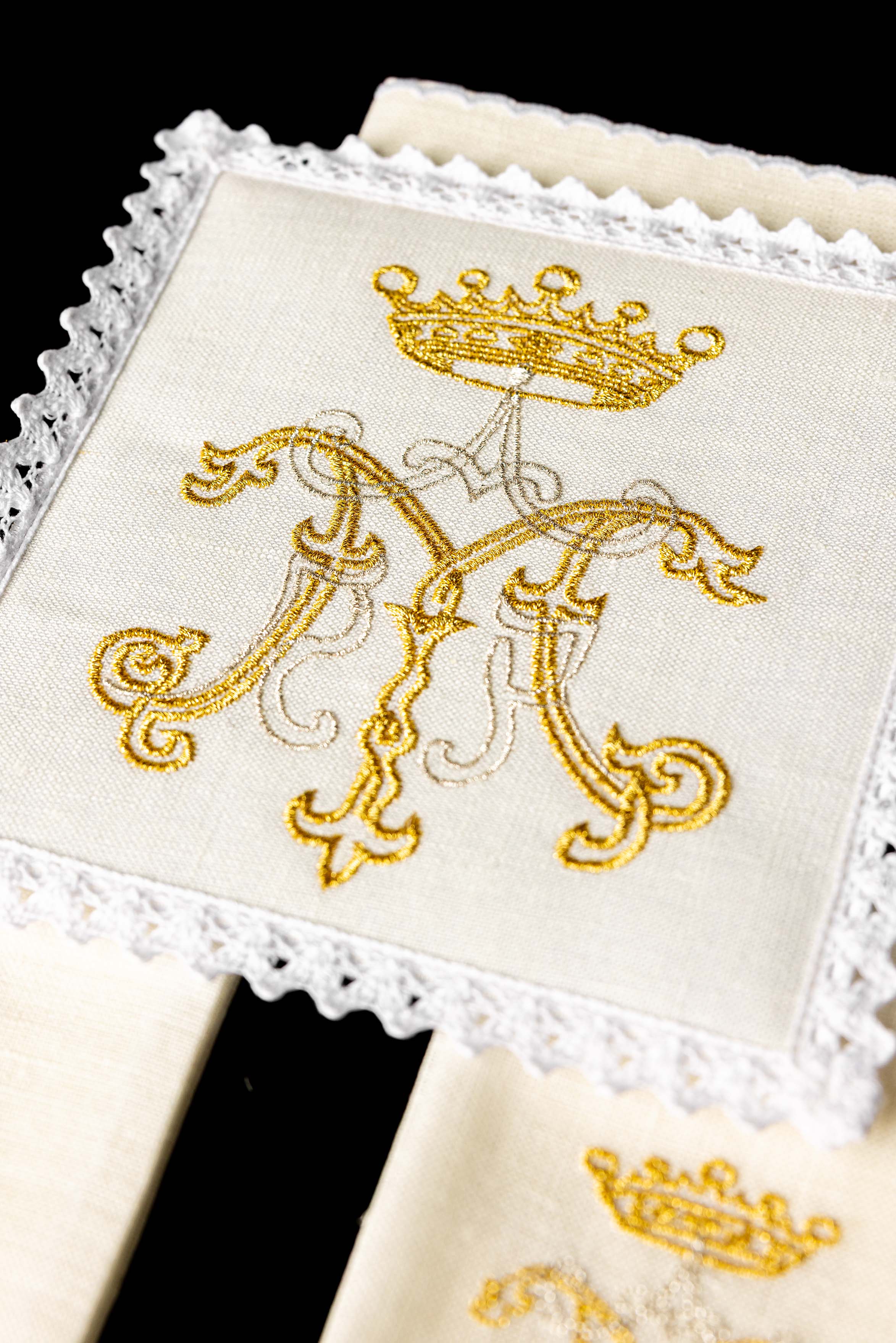 Juego de altar lino con bordado dorado Mariano