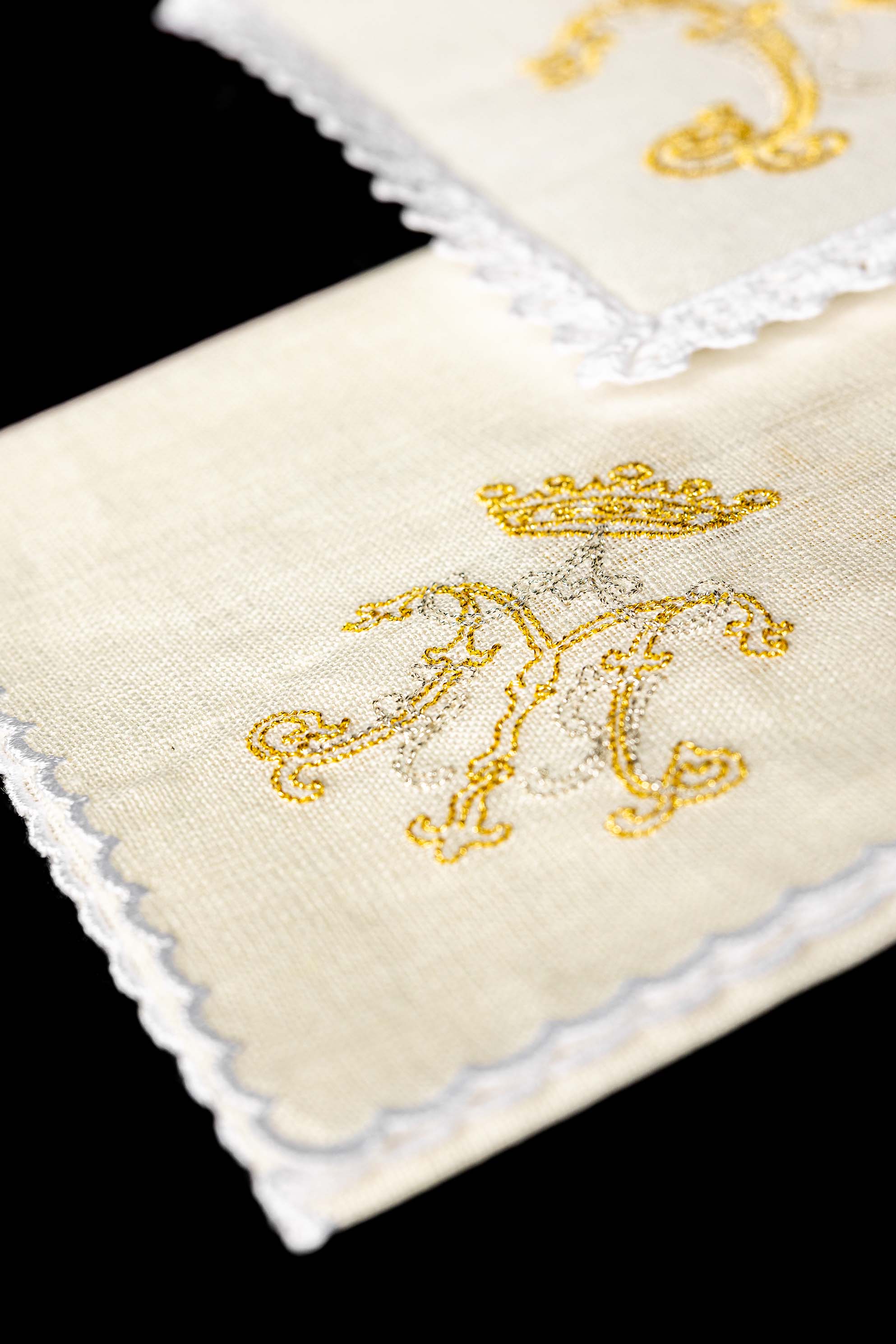 Juego de altar lino con bordado dorado Mariano