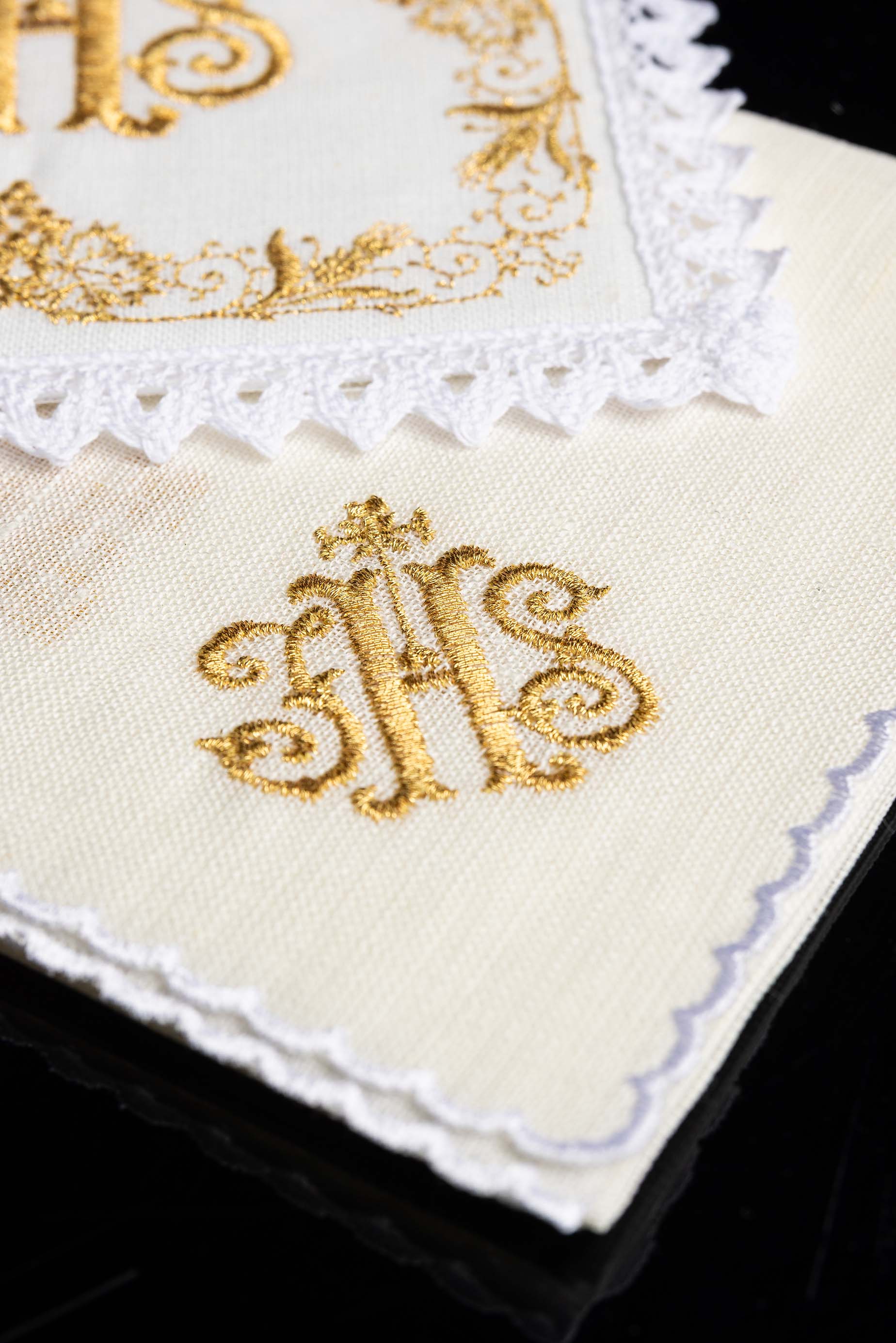 Servicio de altar lino ricamente bordado con IHS