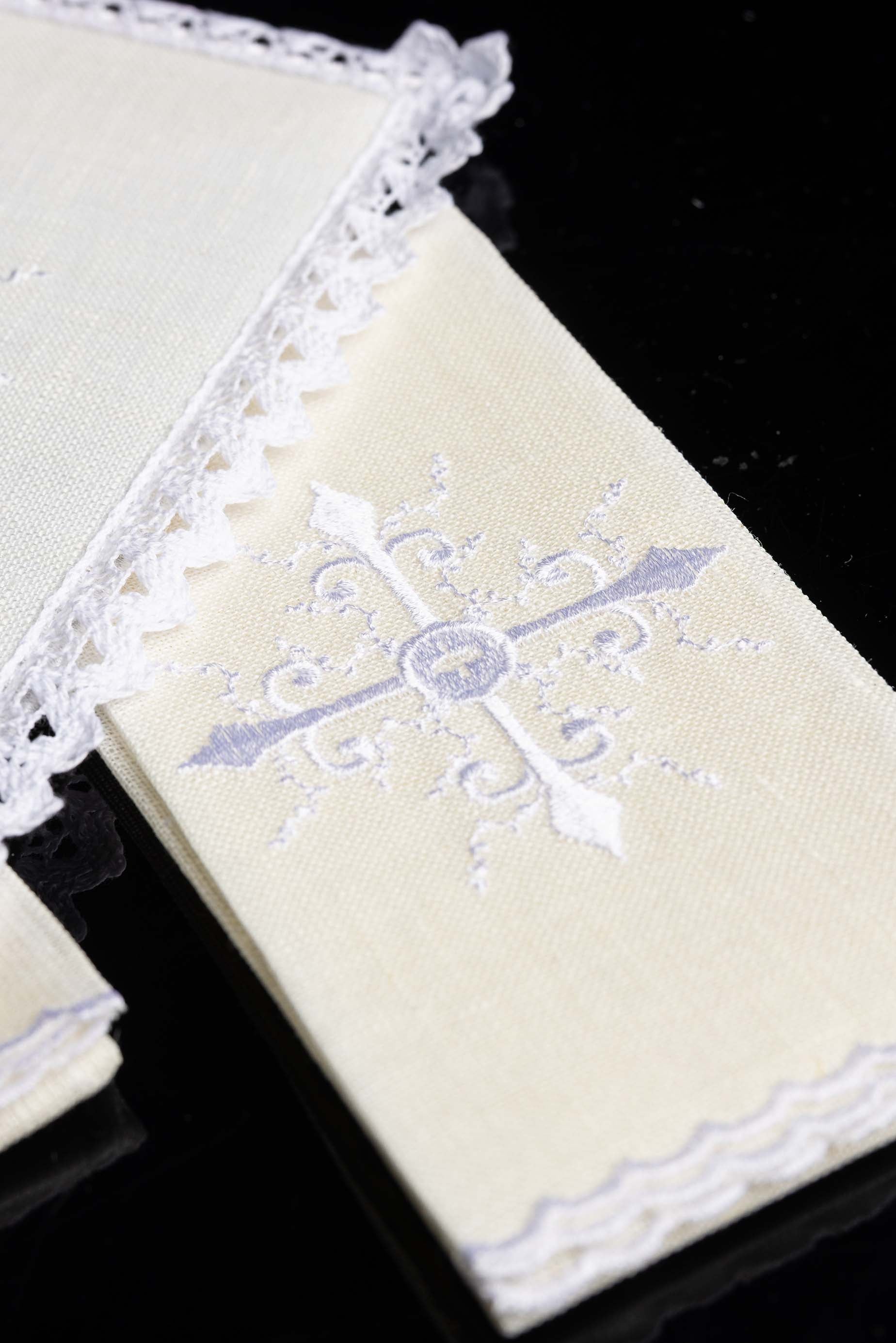 Servicio de altar lino con sencillo bordado Cruz