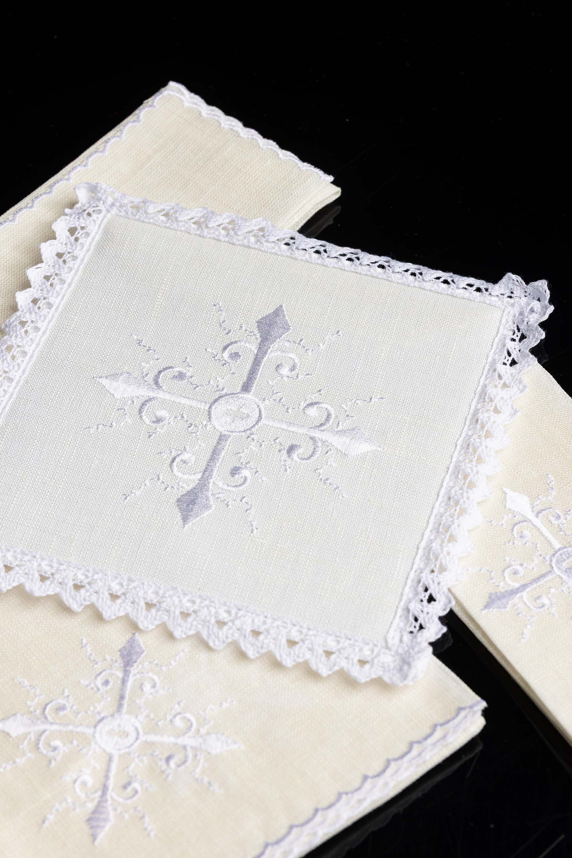 Servicio de altar lino con sencillo bordado Cruz
