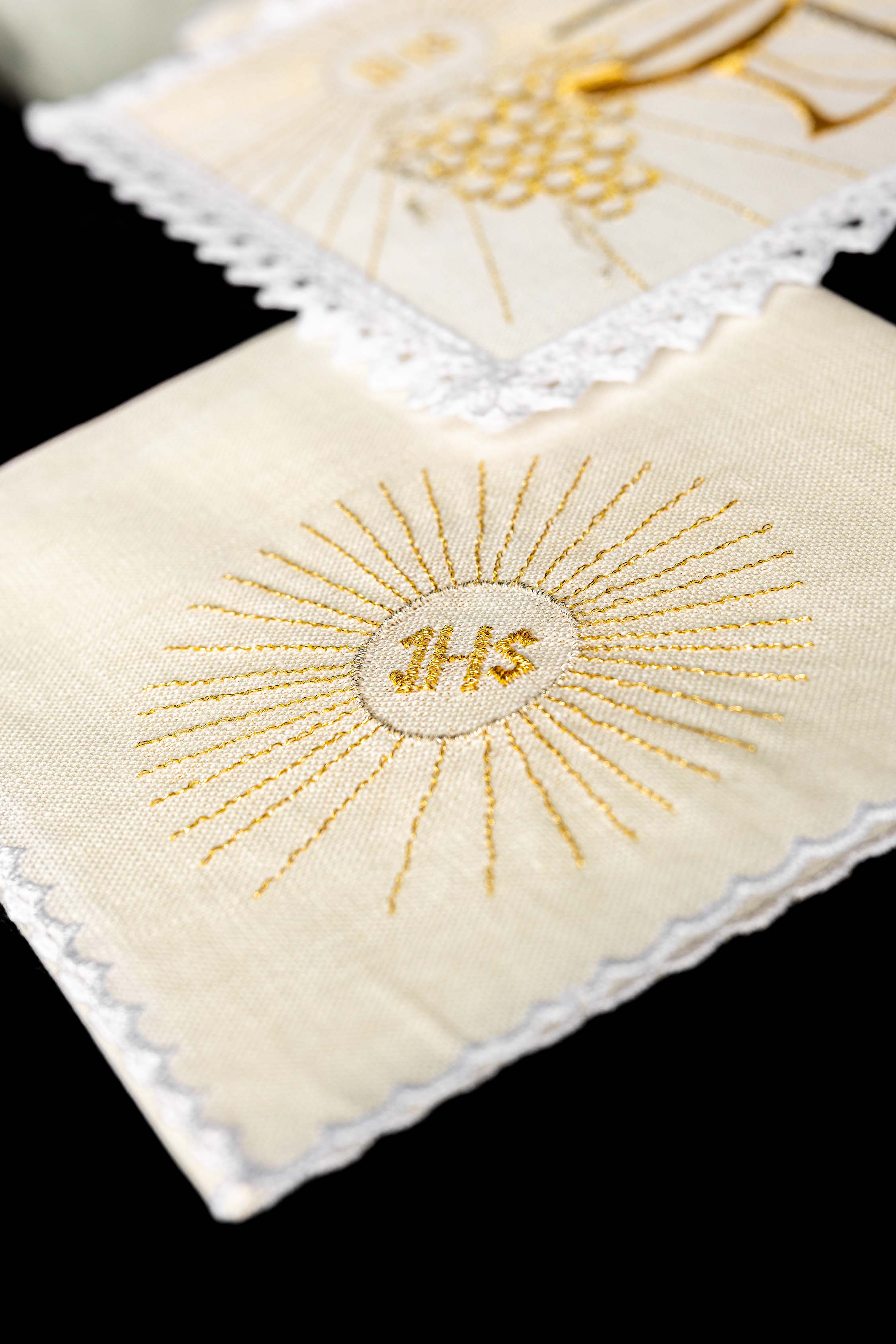 Servicio de altar lino con bordado Cruz y Cáliz