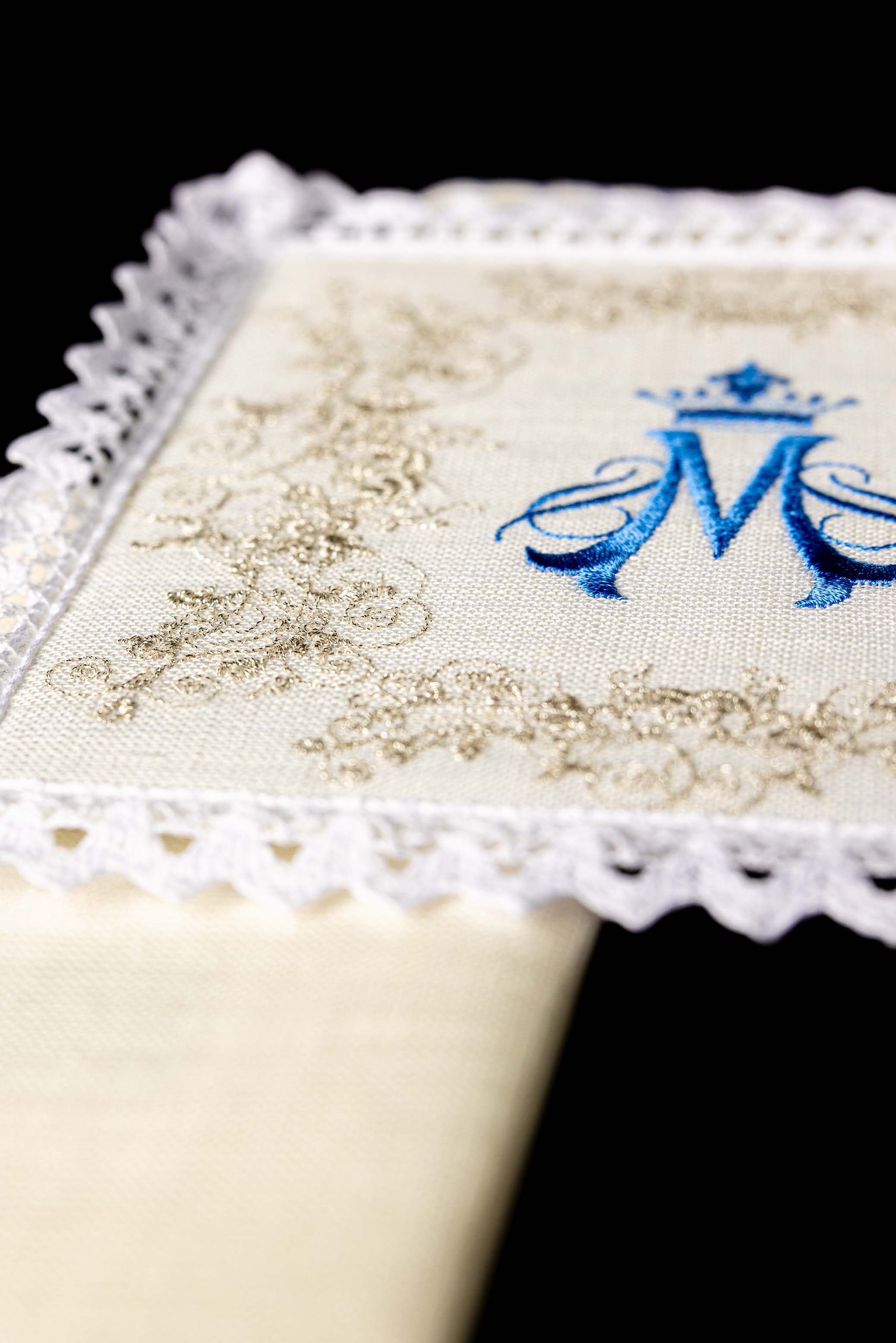 Juego de altar lino con bordado Mariano