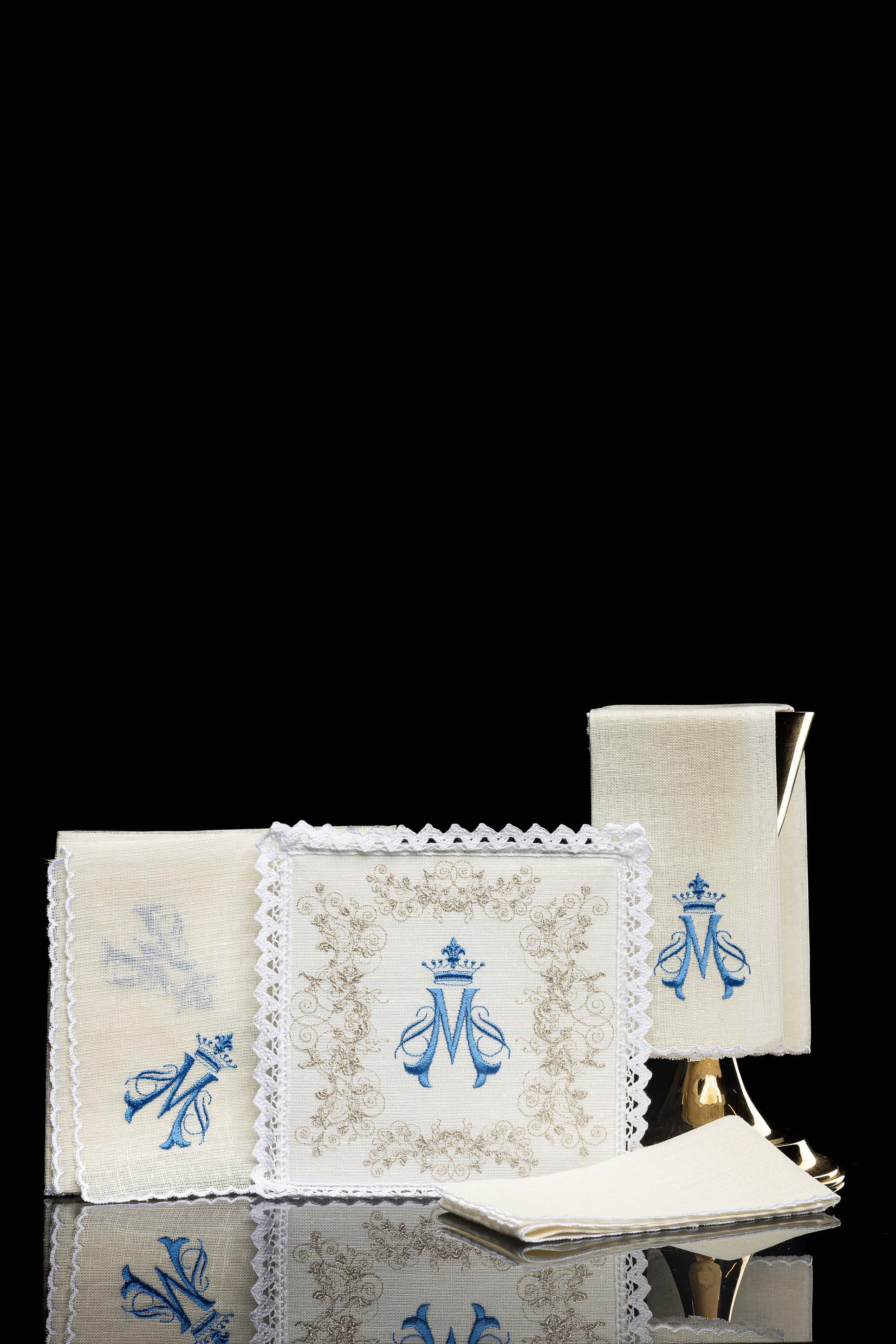 Juego de altar lino con bordado Mariano