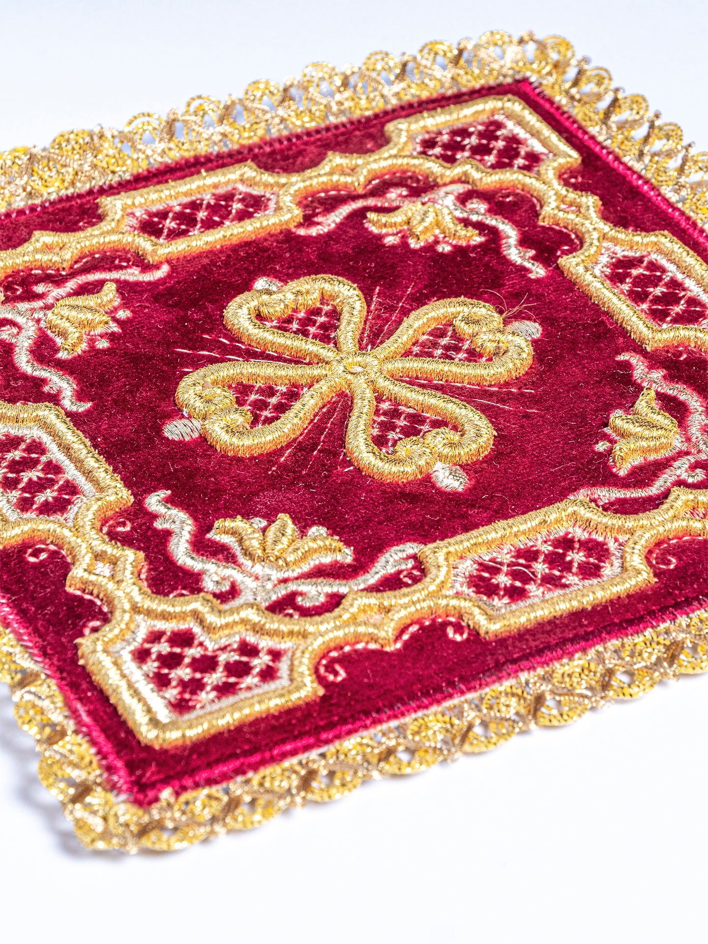 Servicio de altar bordado de terciopelo rojo