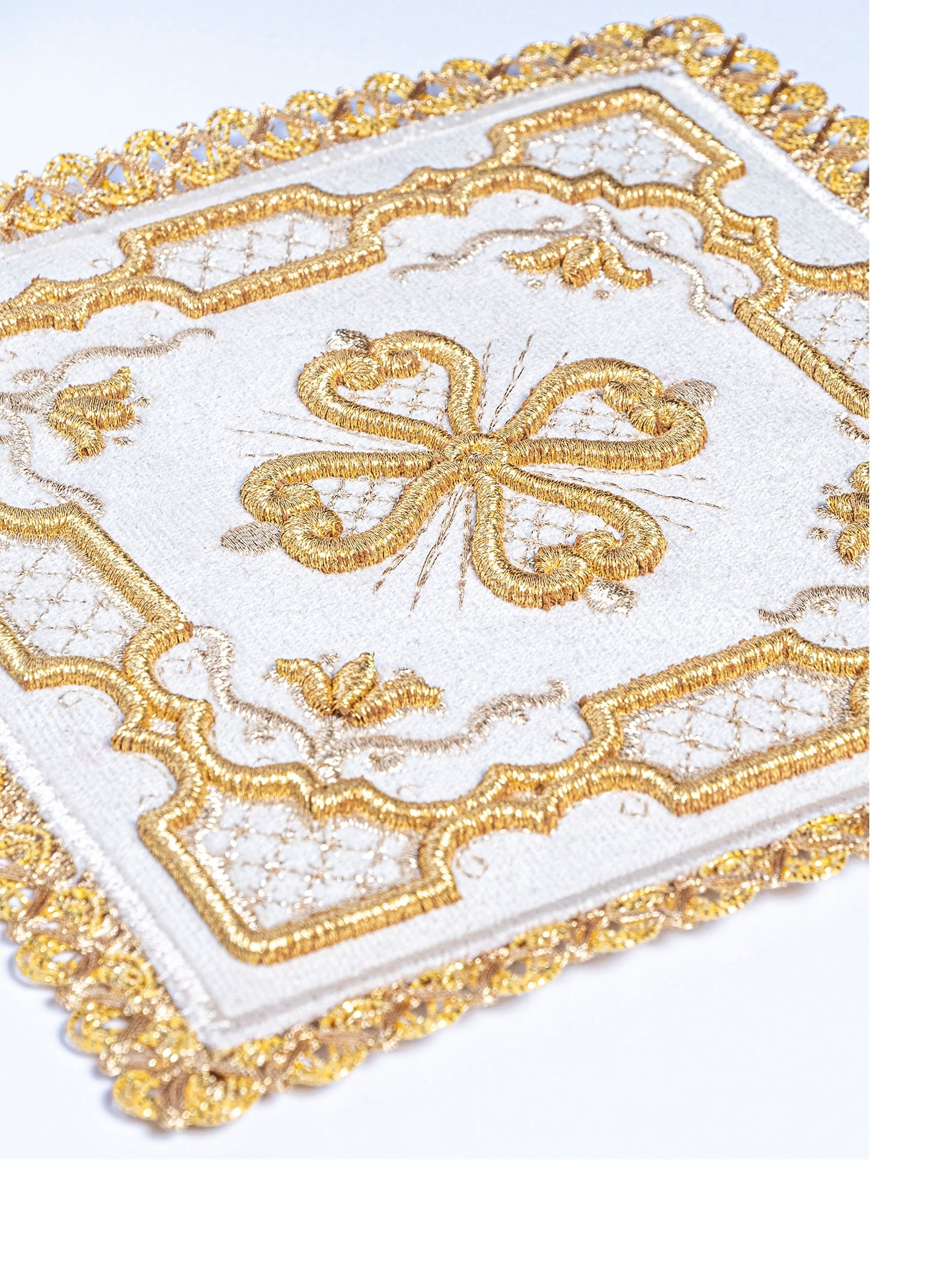 Servicio de altar bordado de terciopelo color ecru