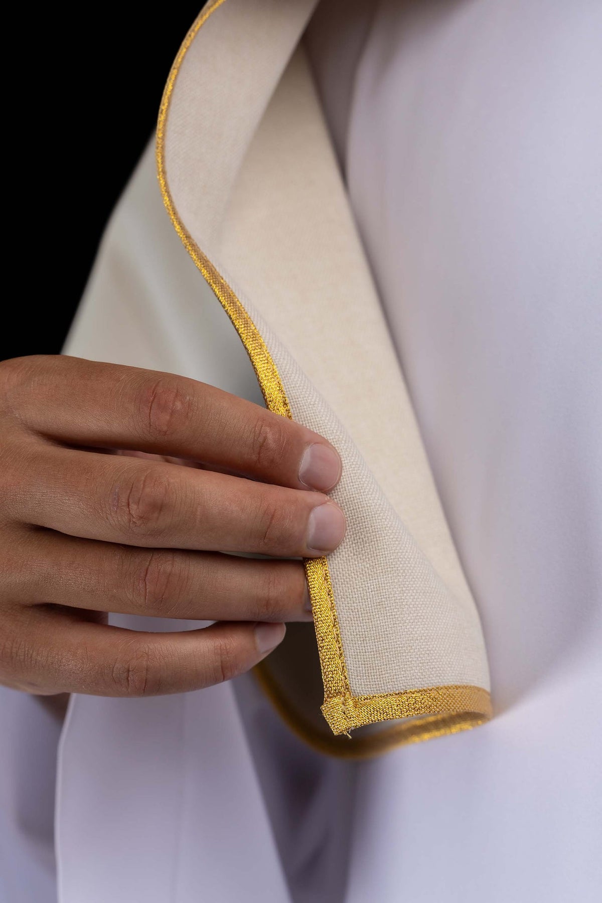 Capa para monaguillo beige de terciopelo con ribete dorado
