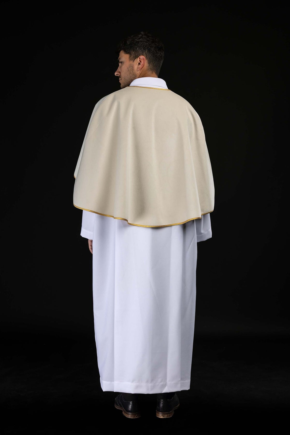 Capa para monaguillo beige de terciopelo con ribete dorado