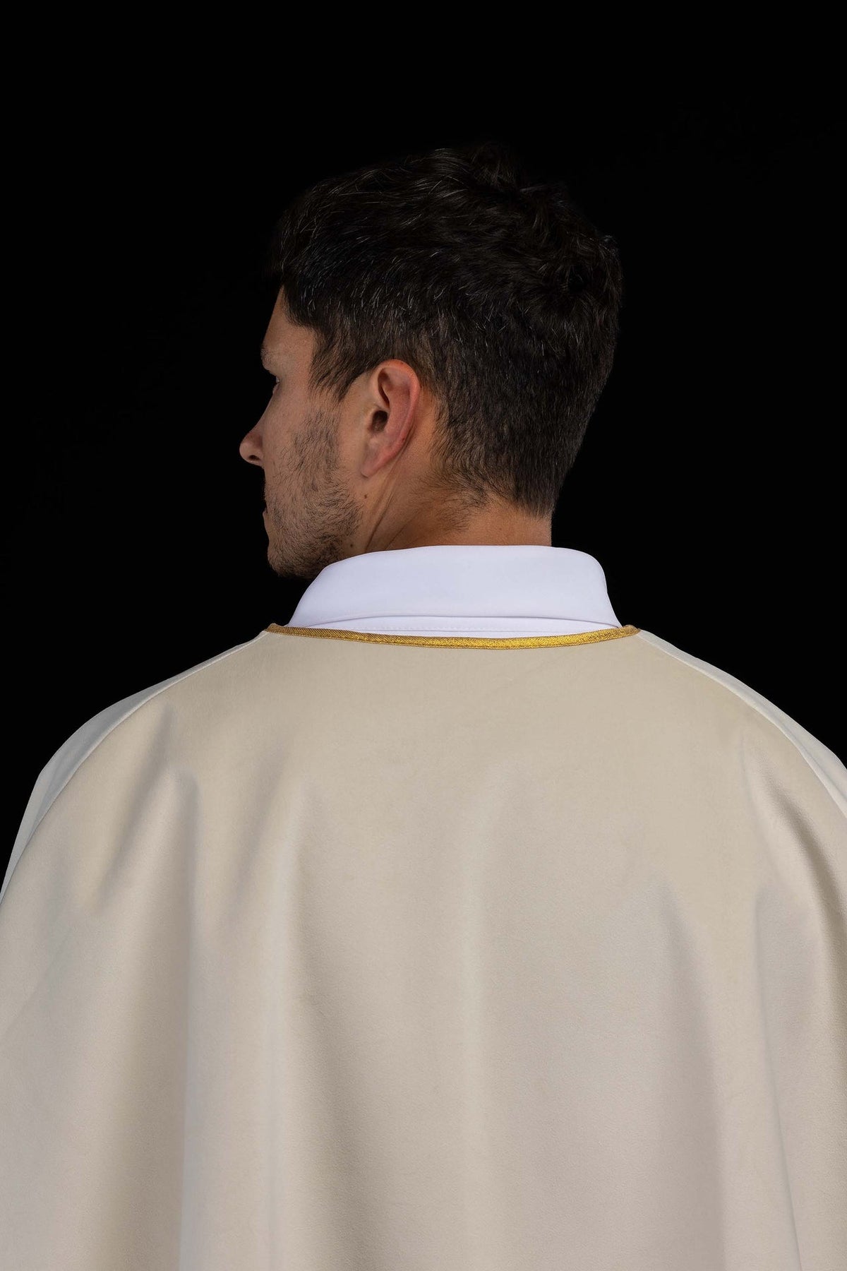 Capa para monaguillo beige de terciopelo con ribete dorado