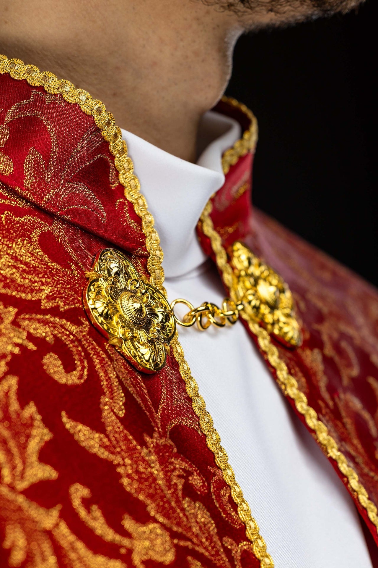 Capa pluvial bordada adornada con tejido jacquard rojo