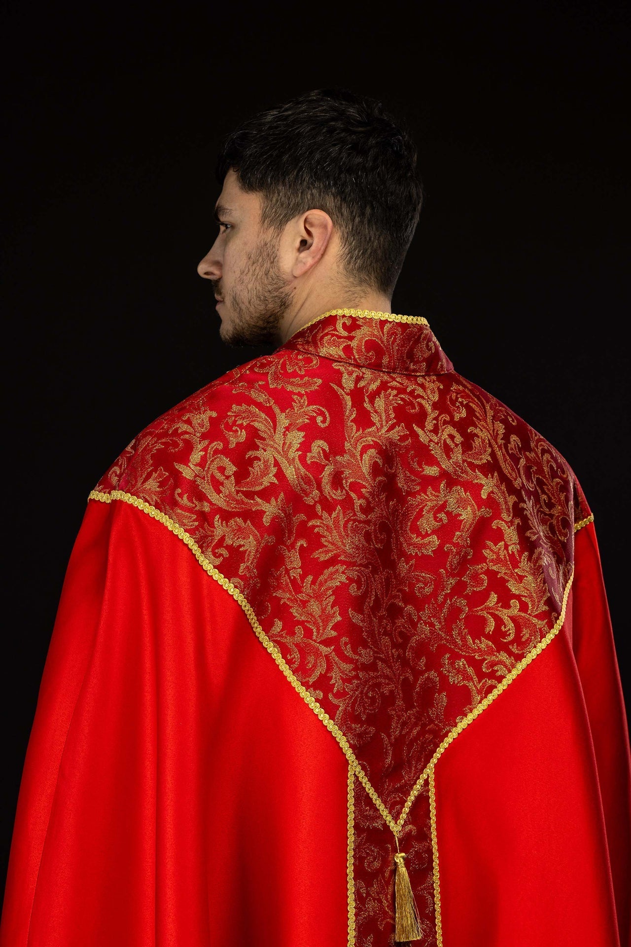 Capa pluvial bordada adornada con tejido jacquard rojo
