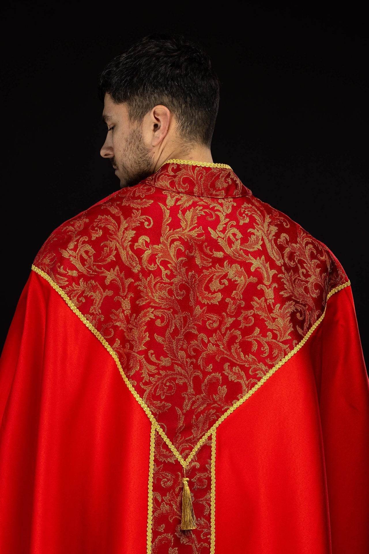Capa pluvial bordada adornada con tejido jacquard rojo