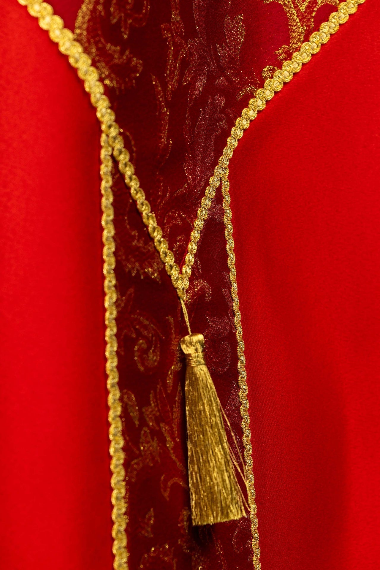 Capa pluvial bordada adornada con tejido jacquard rojo