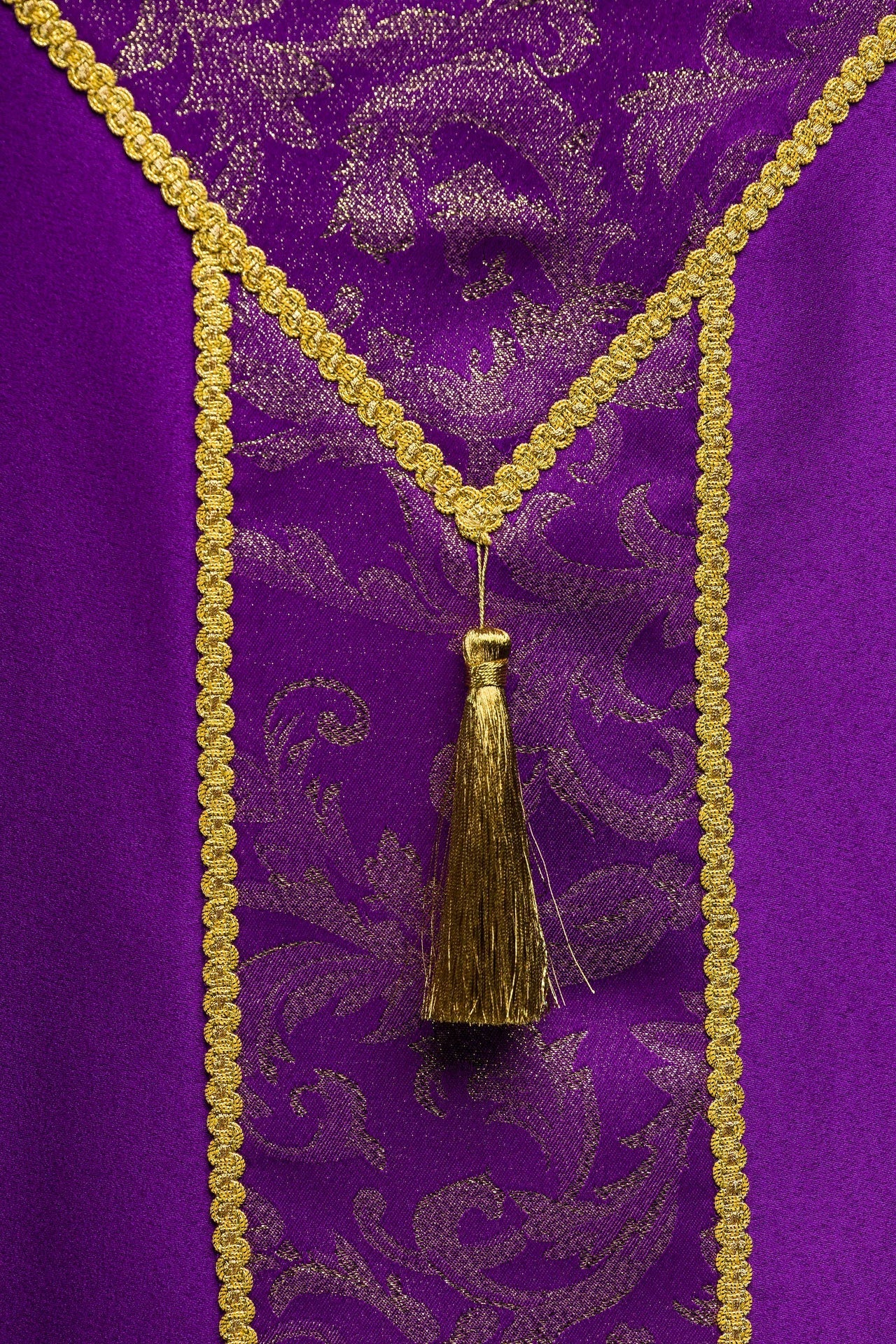 Capa bordada decorada con tejido jacquard morado