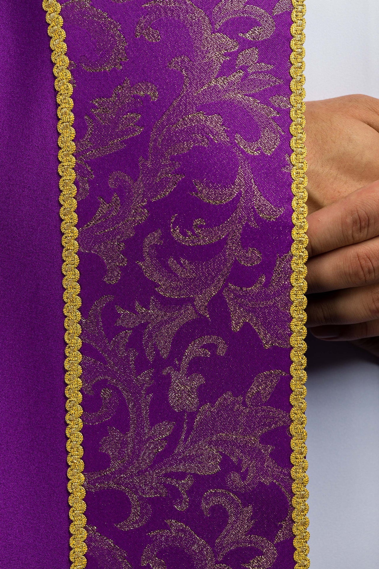 Capa bordada decorada con tejido jacquard morado