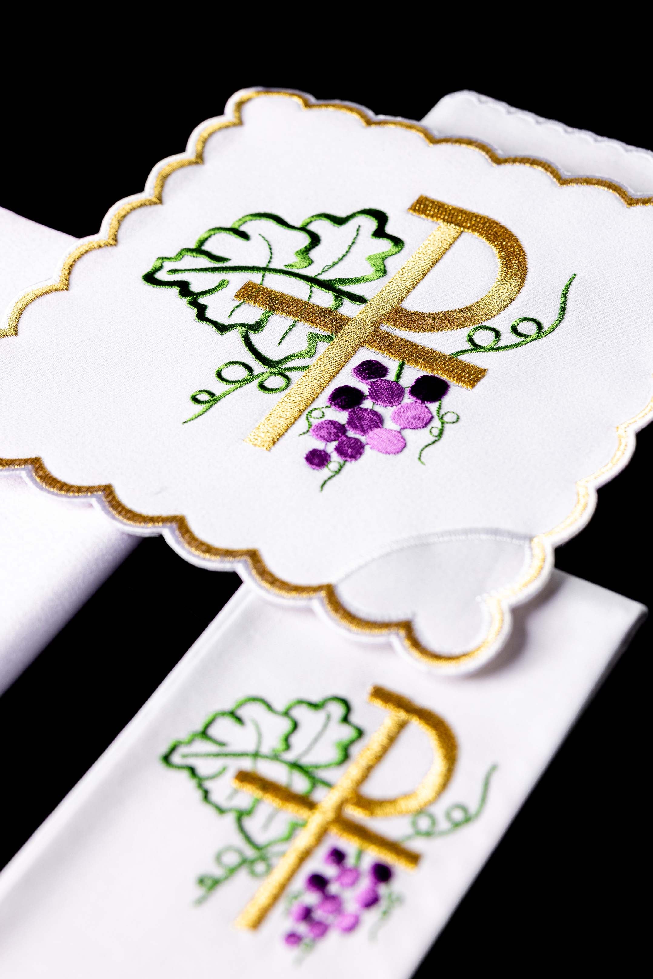 Servicio de altar con bordado PAX y Uvas