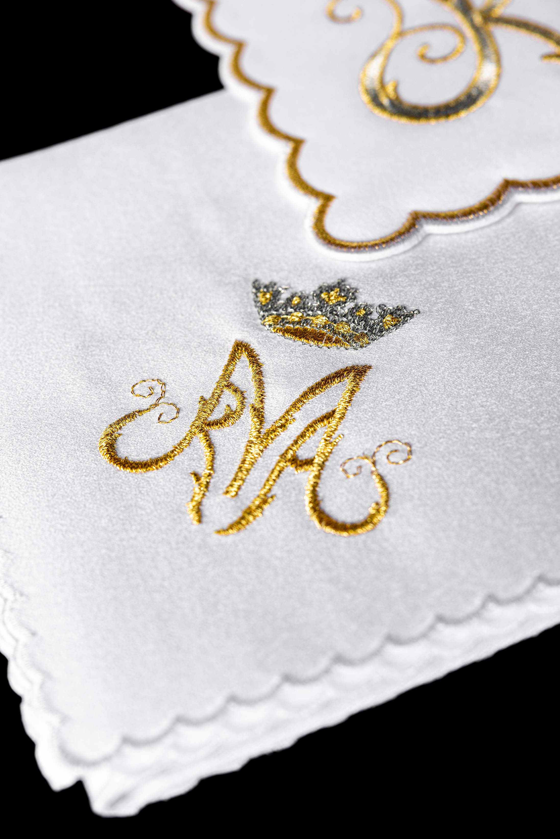 Servicio de altar Mariano con bordado dorado