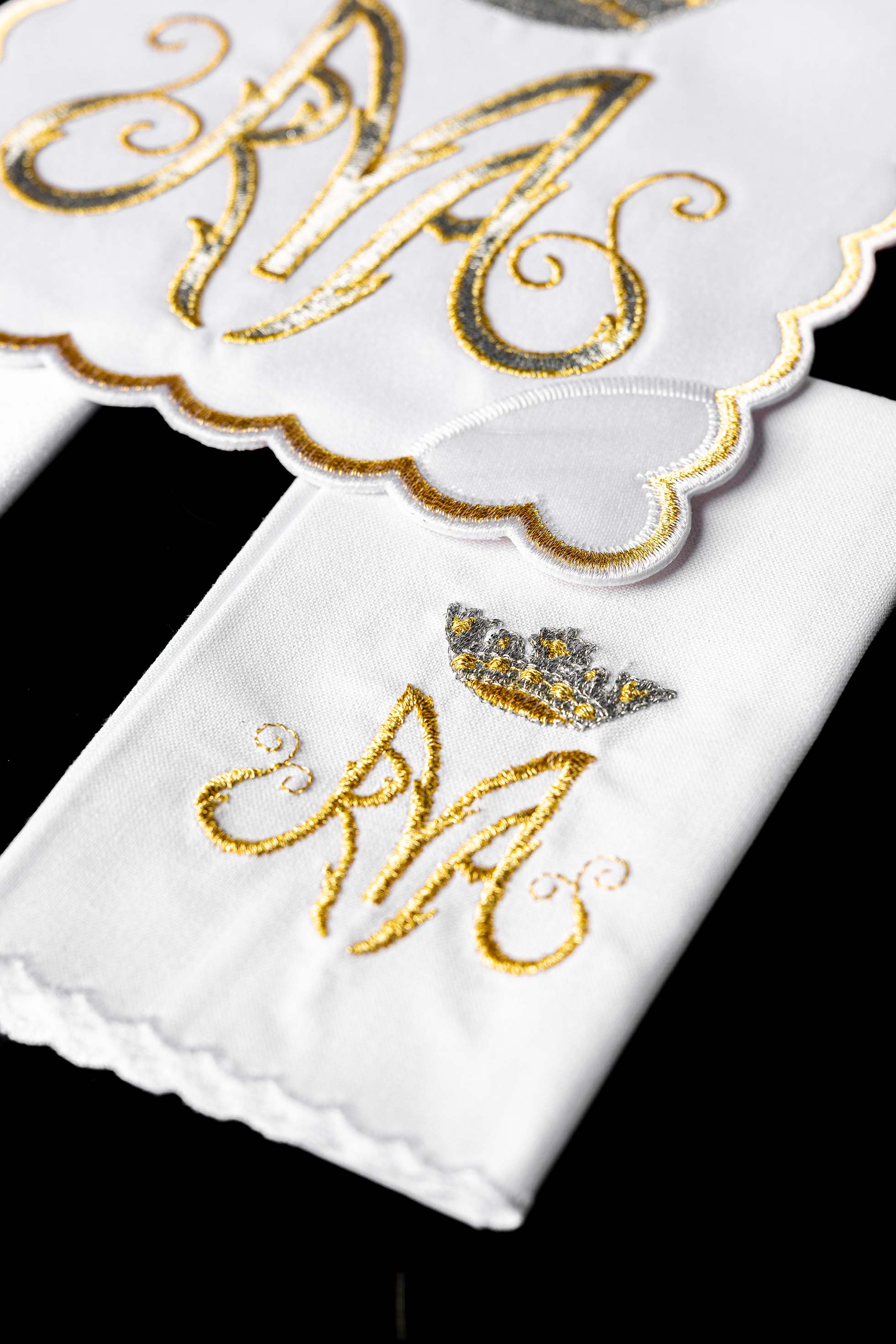 Servicio de altar Mariano con bordado dorado