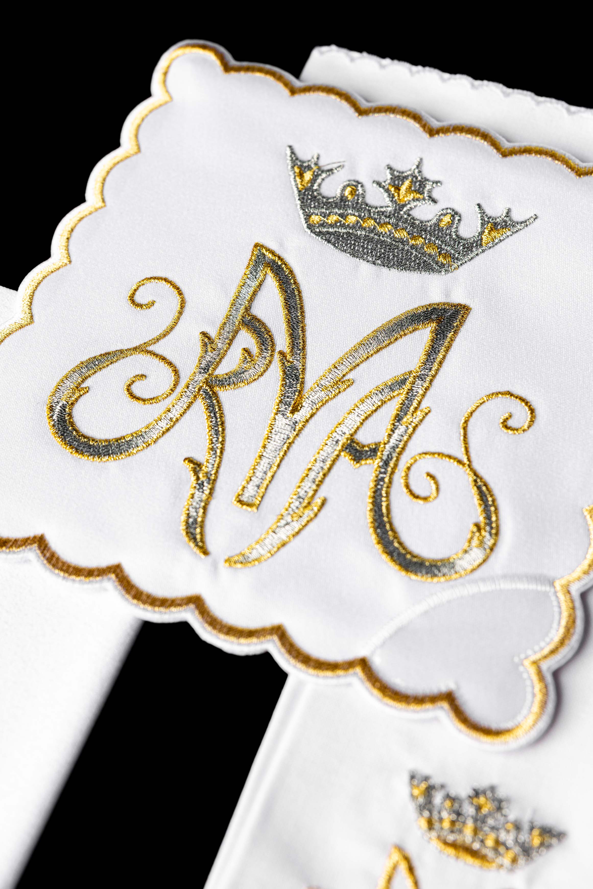 Servicio de altar Mariano con bordado dorado
