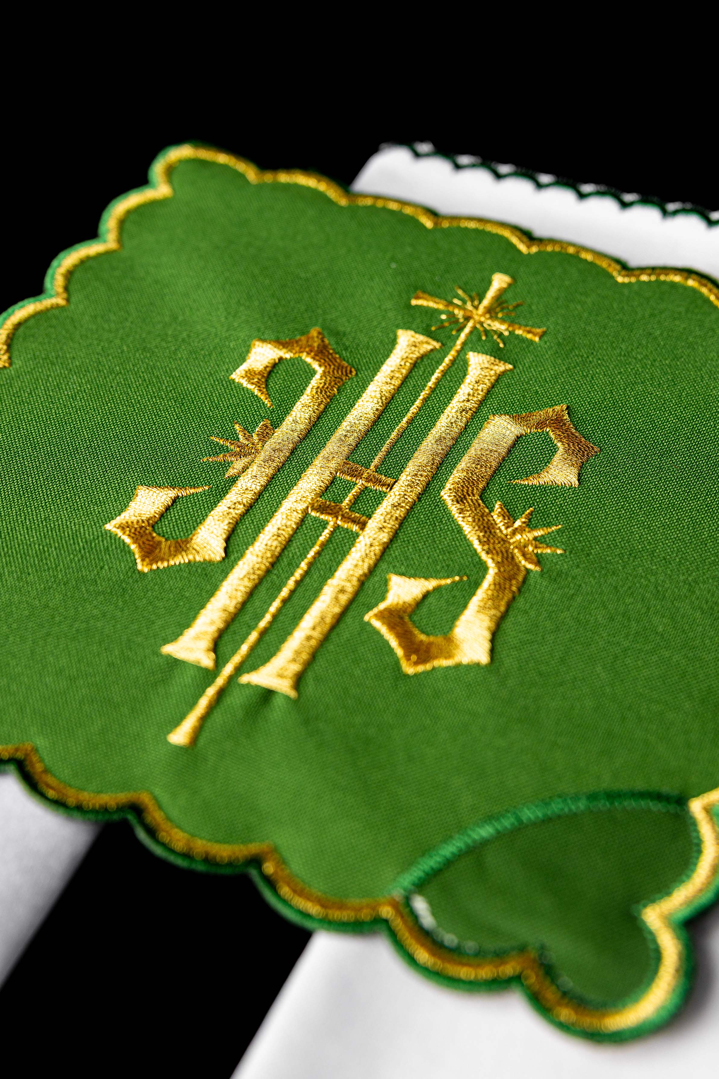 Servicio de altar con bordado IHS verde