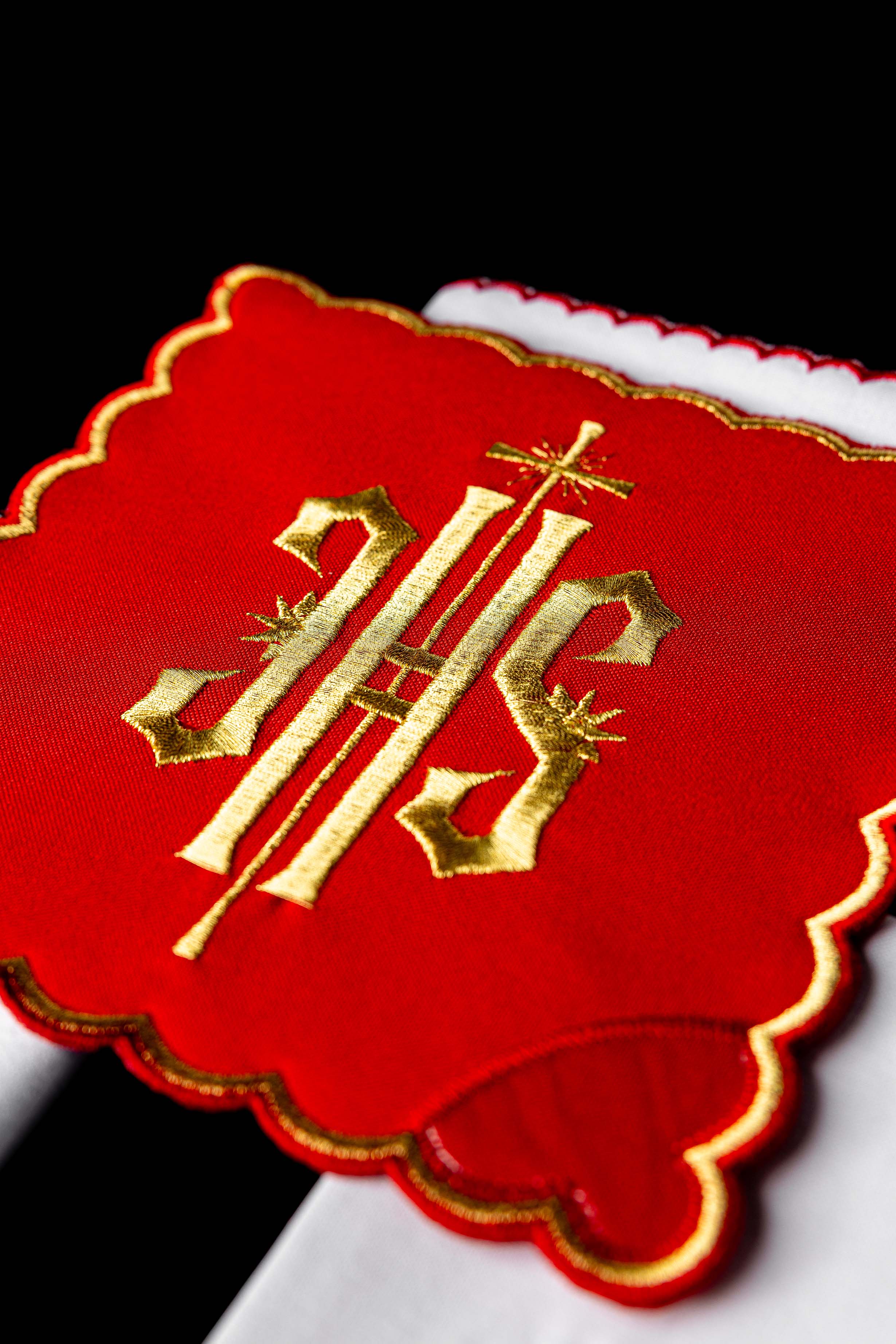 Servicio de altar con bordado IHS rojo