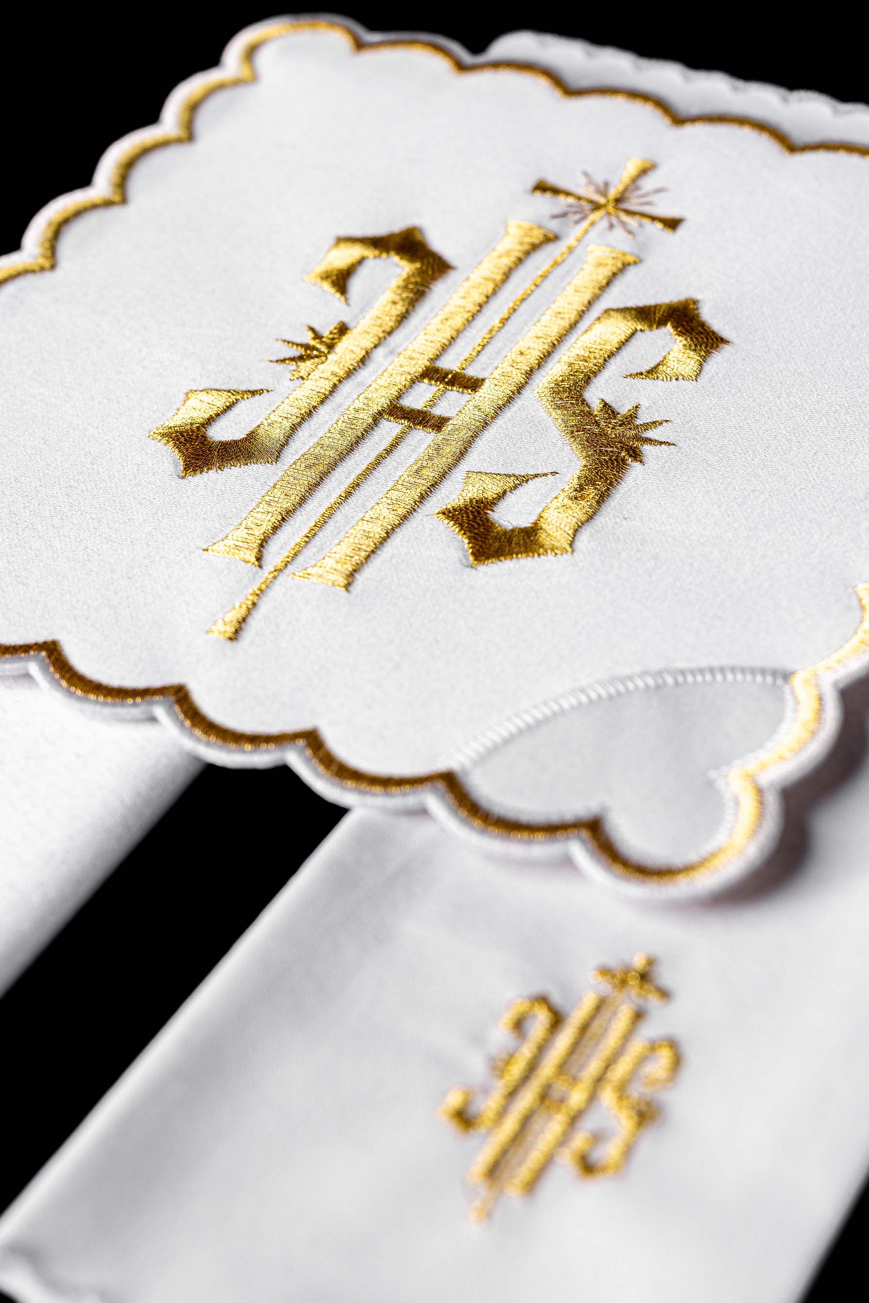 Servicio de altar con bordado IHS y ribete dorado