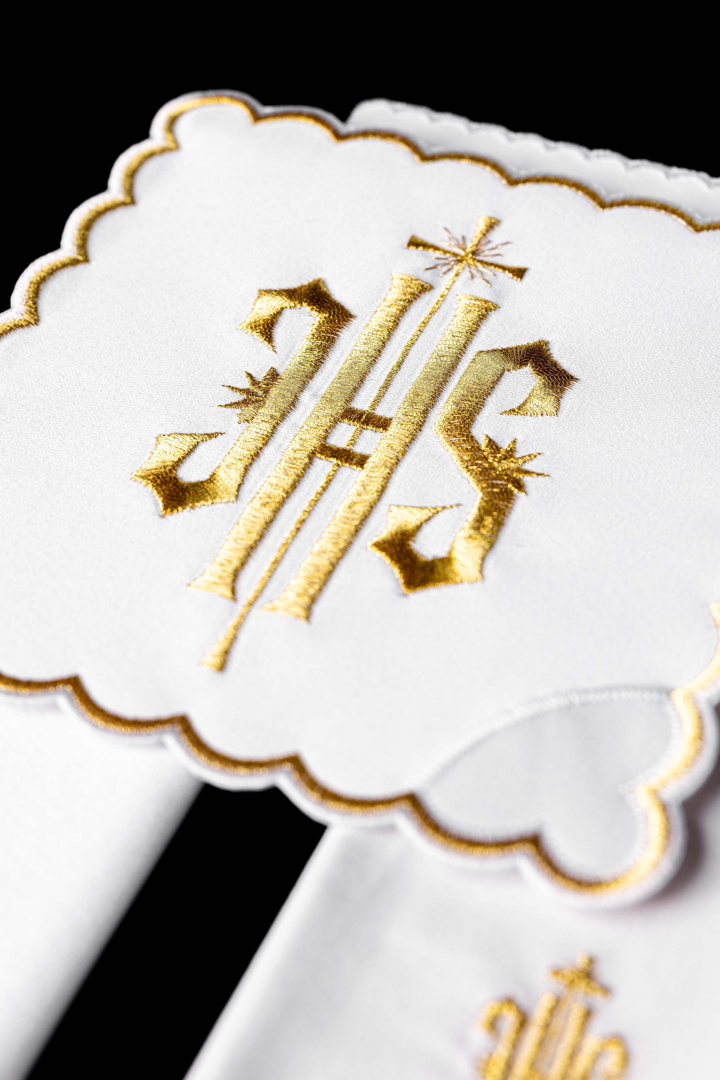 Servicio de altar con bordado IHS y ribete dorado