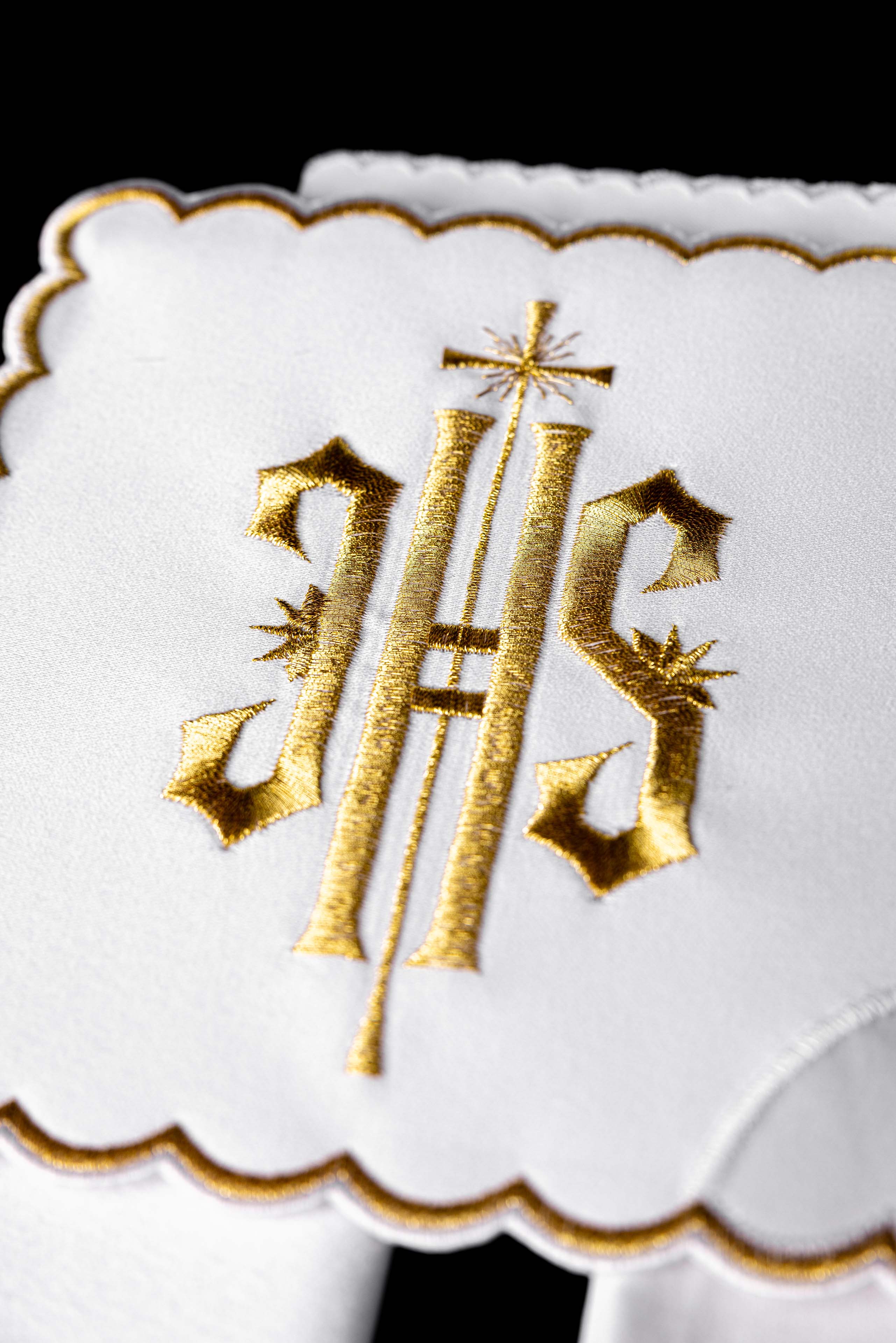 Servicio de altar con bordado IHS y ribete dorado