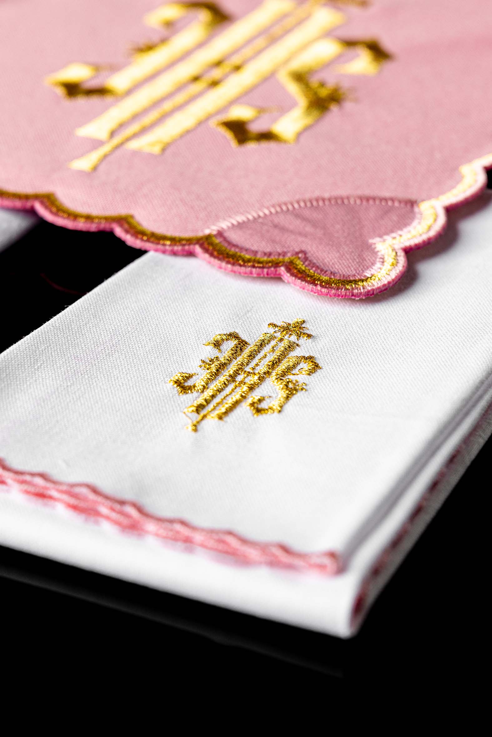 Servicio de altar Bordado IHS rosa