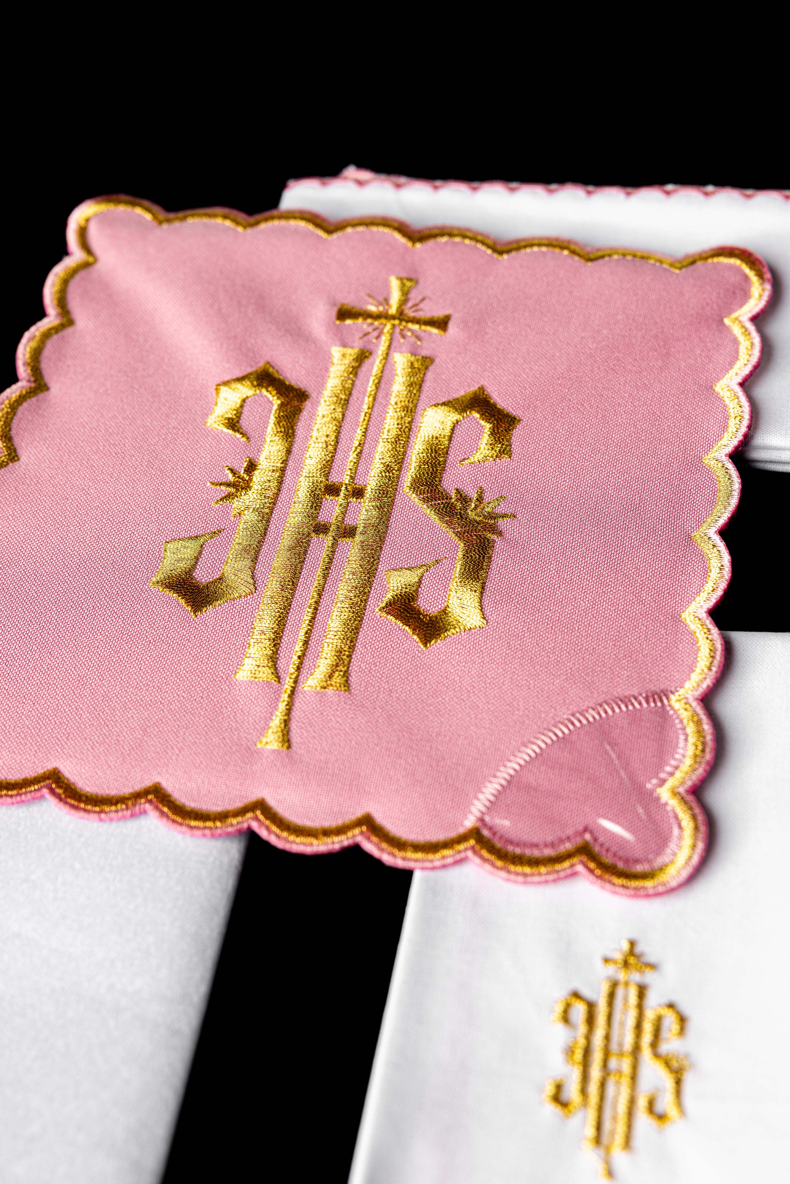 Servicio de altar Bordado IHS rosa