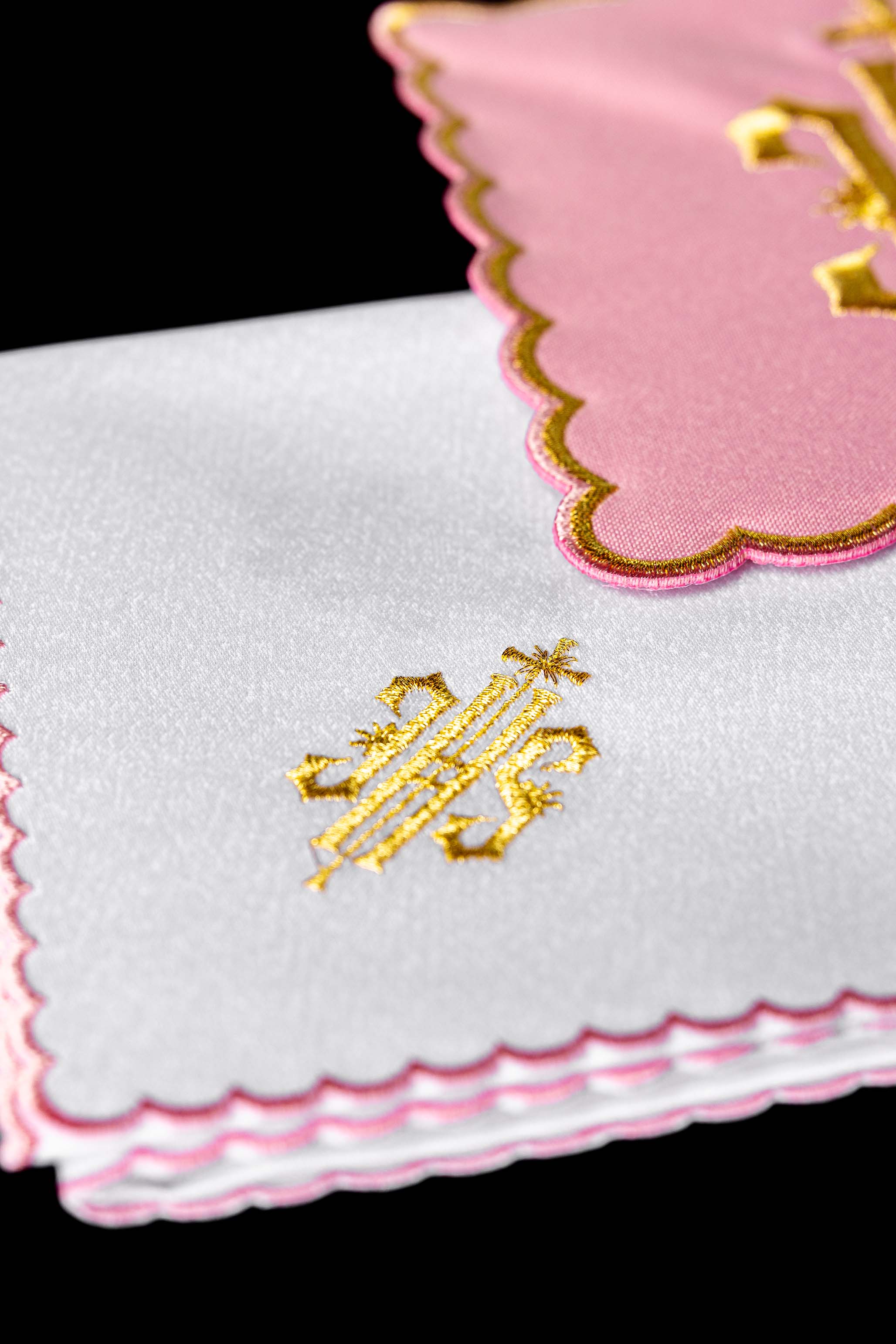 Servicio de altar Bordado IHS rosa