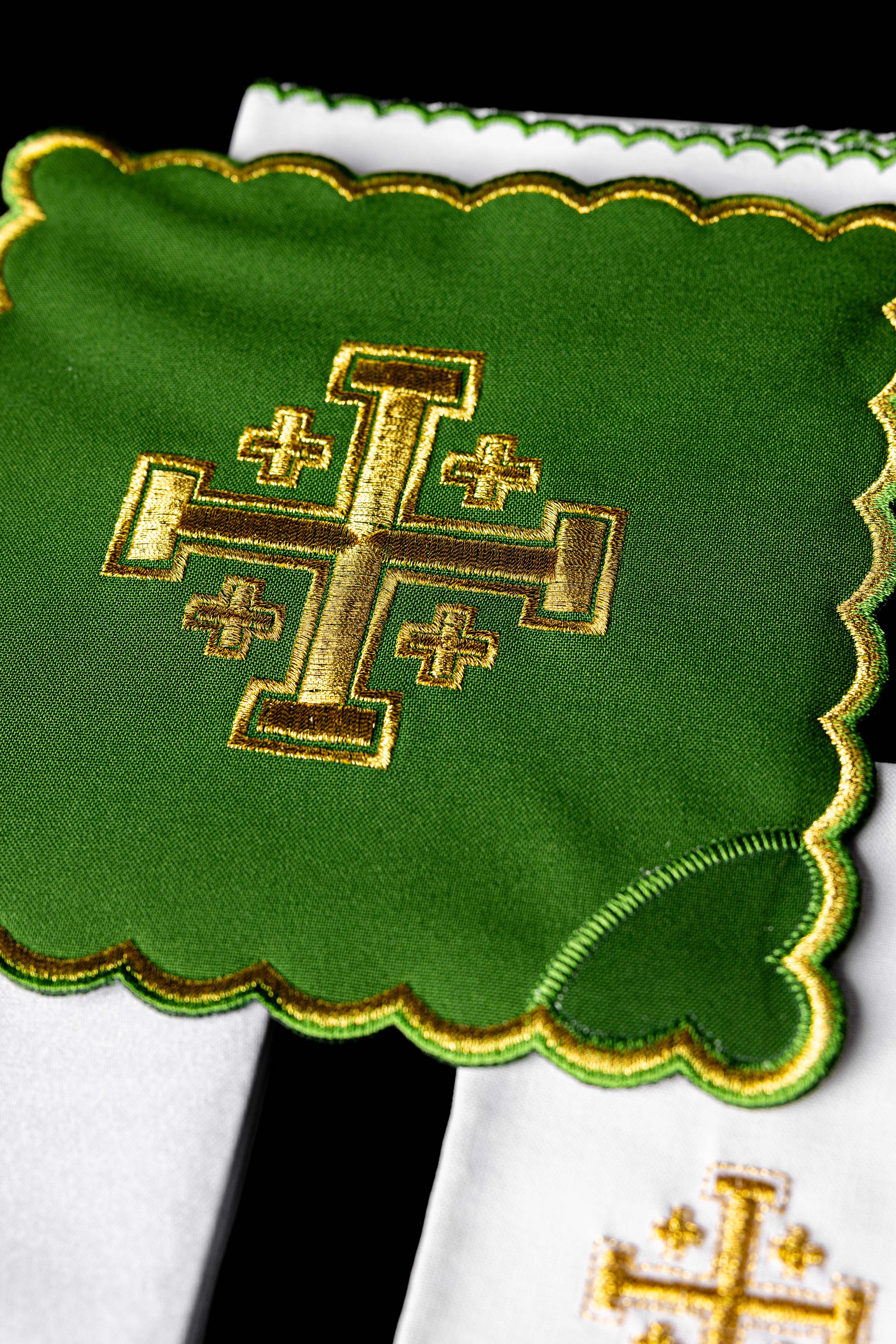Servicio de altar Cruz de Jerusalén bordada verde